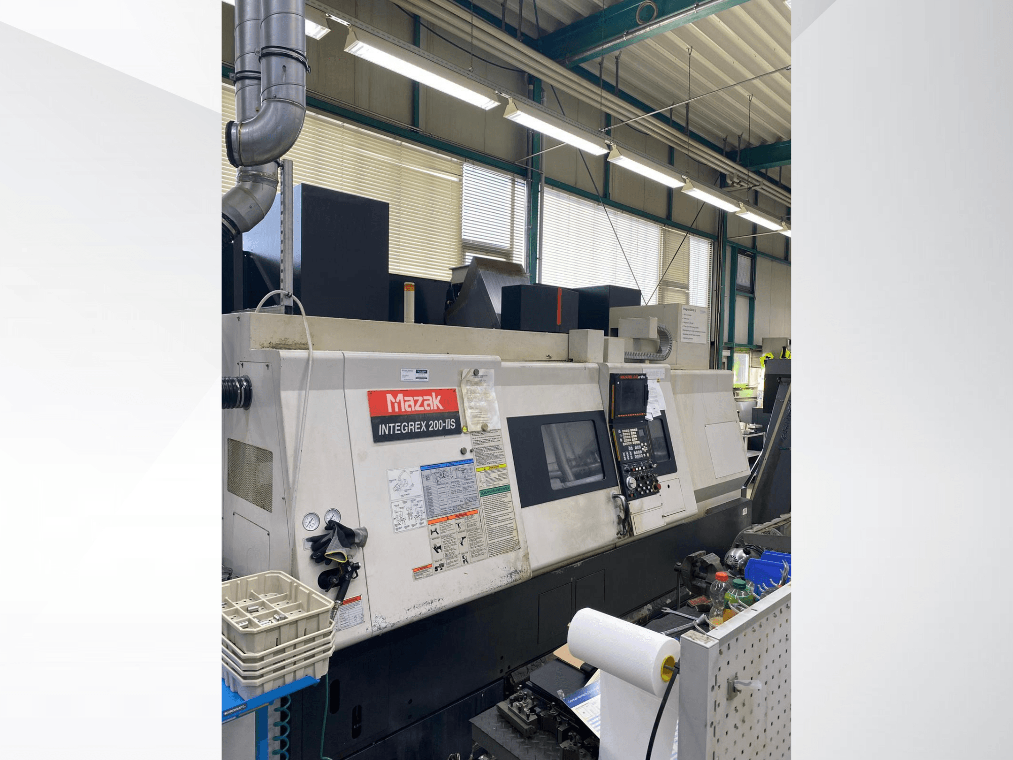 Soustružnicově-frézovací centrum Mazak INTEGREX 200 III S, boční pohled, na kterém je vidět ovládací panel, měřidla a nástroje v pracovním prostoru.