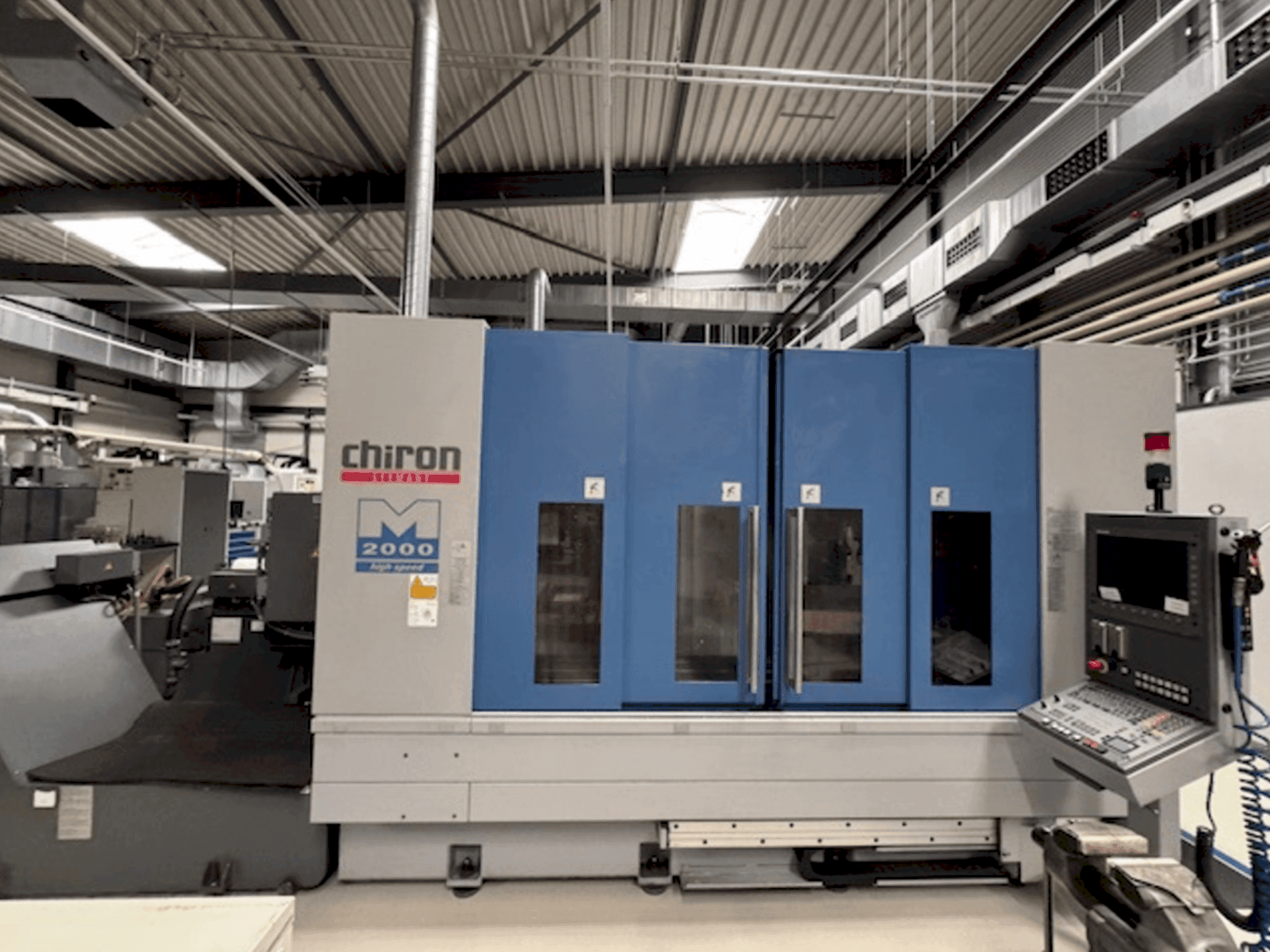 Čelní pohled na CHIRON Mill 2000 stroj