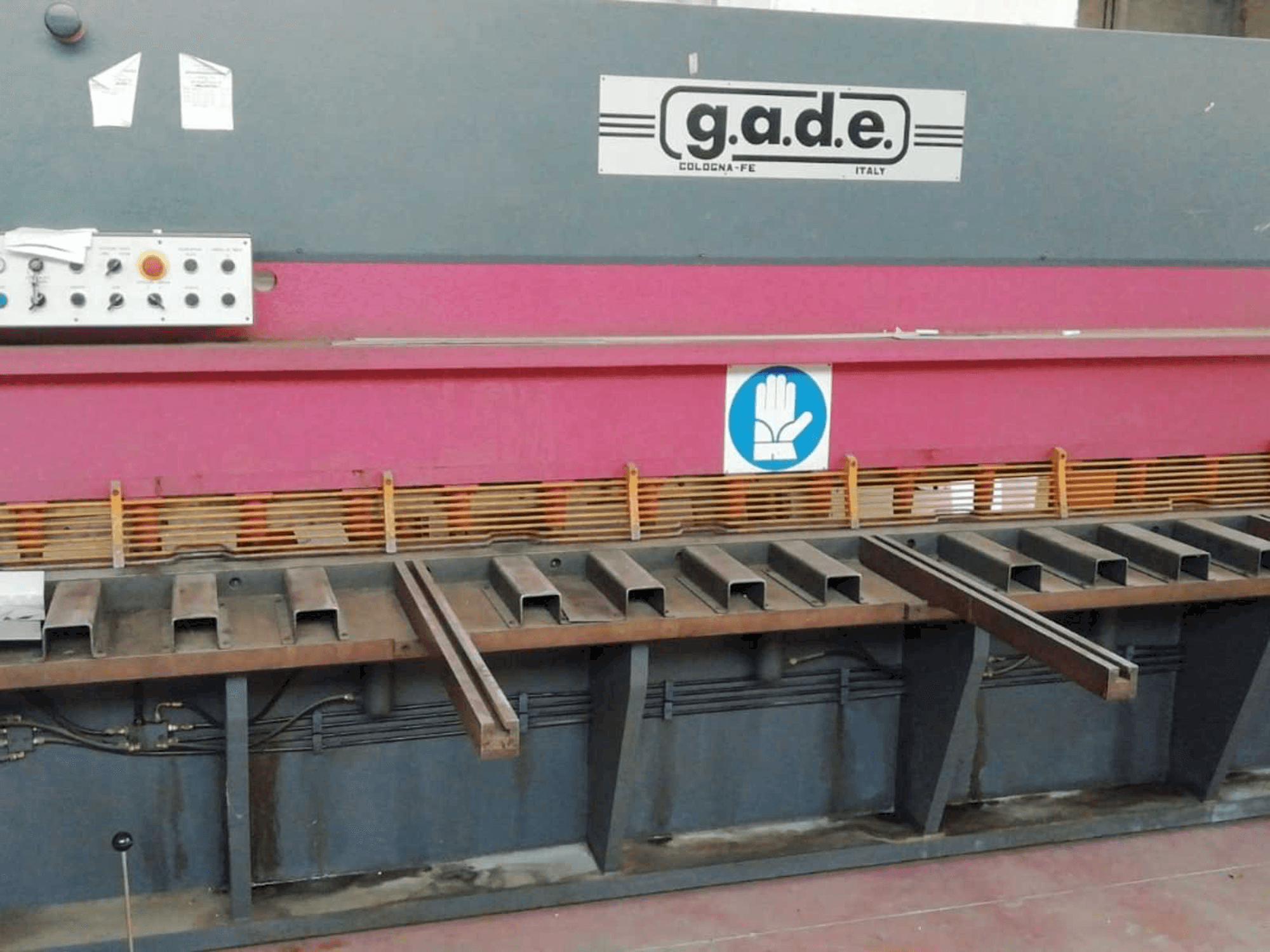 Čelní pohled na Gade CO - 40 / 4 stroj