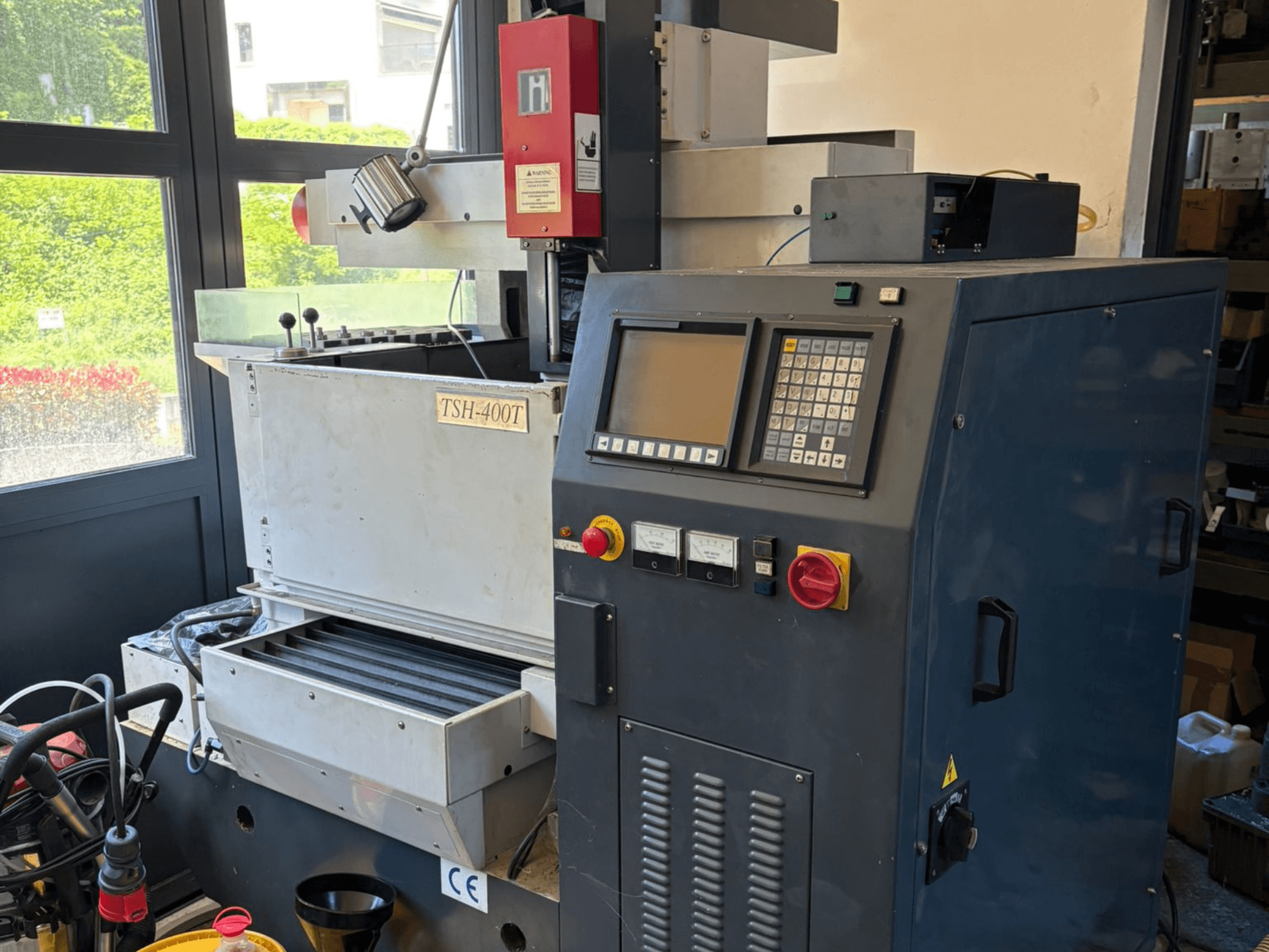 Pohled shora na stroj TOPEDM TSH-400T pro elektroerozivní hloubení, který ukazuje ovládací panel a pracovní prostor. Vhodné pro přesné úlohy.