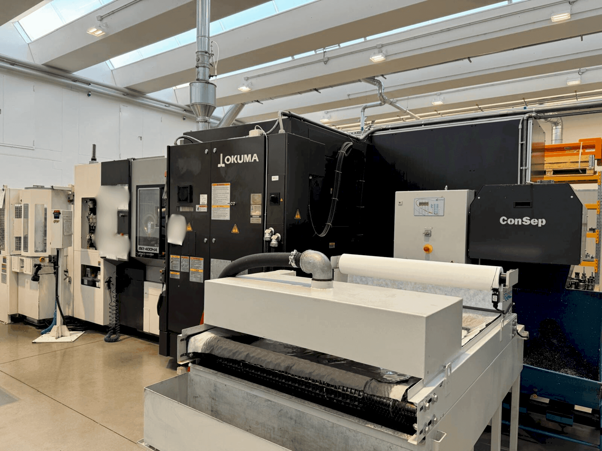 Čelní pohled na Okuma MA-400HA stroj