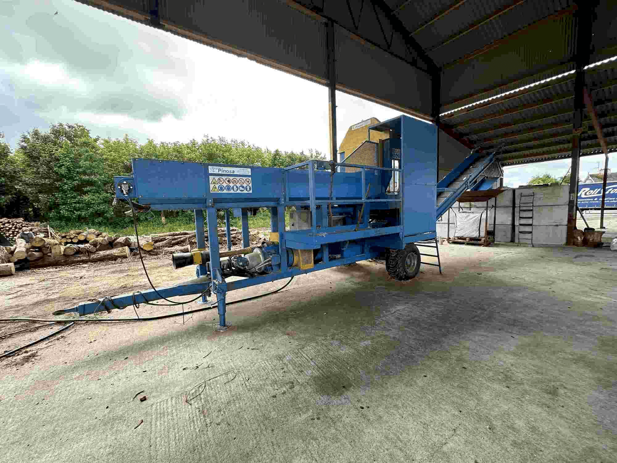 Čelní pohled na PINOSA CPE 1200 stroj