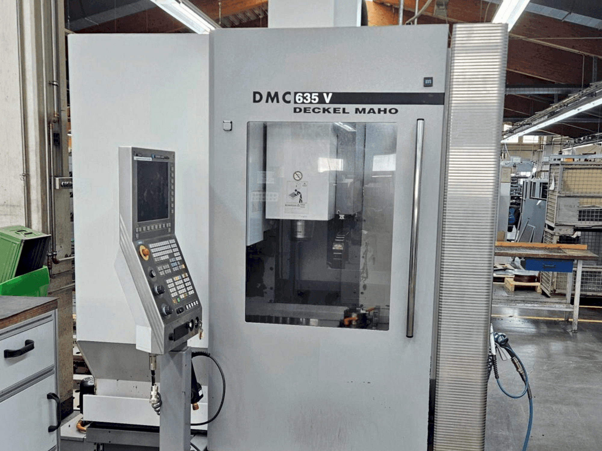 Čelní pohled na DMG DECKEL MAHO DMC 635V stroj