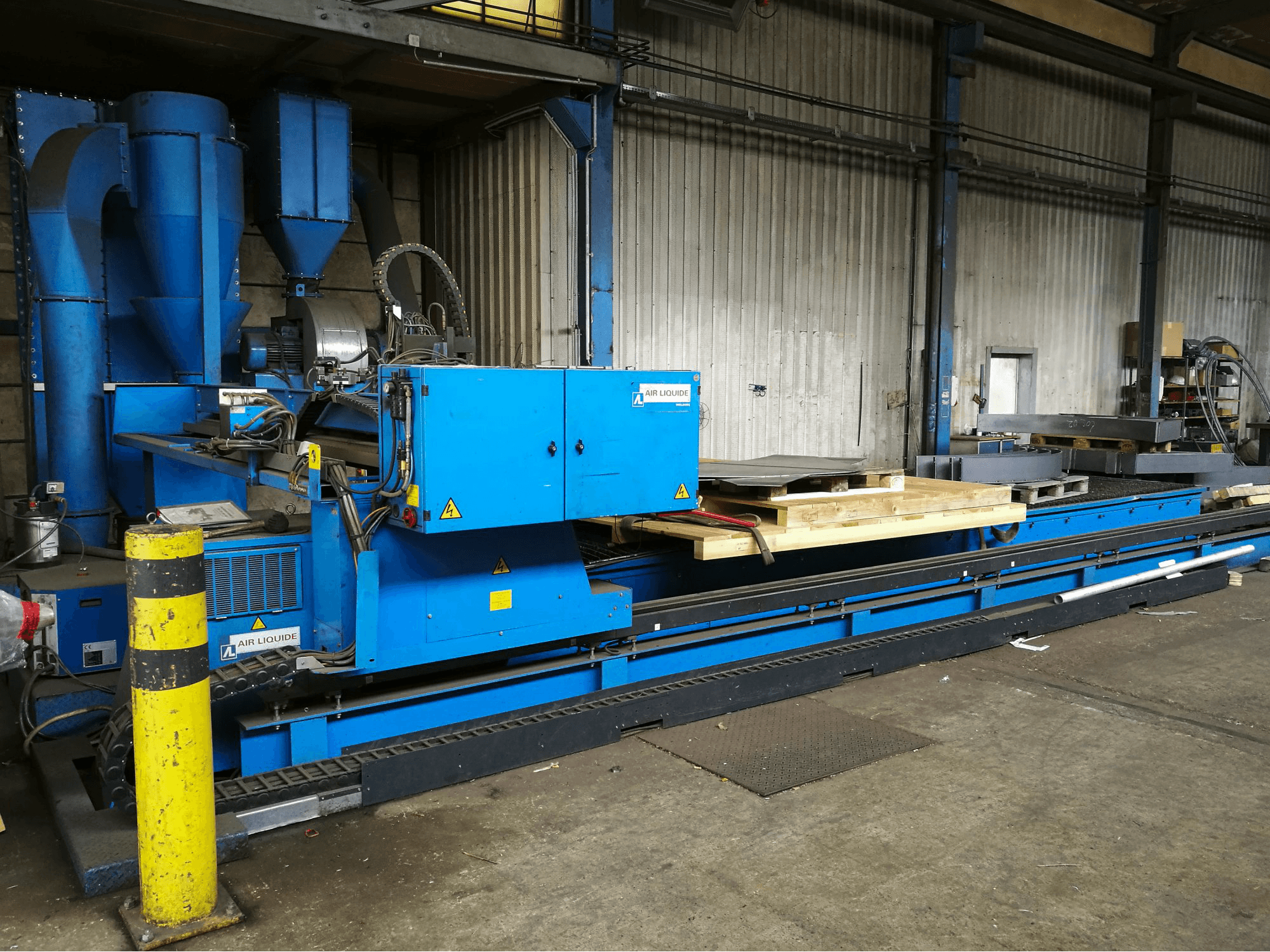 Čelní pohled na SAF PLASMATOME.B 25 stroj