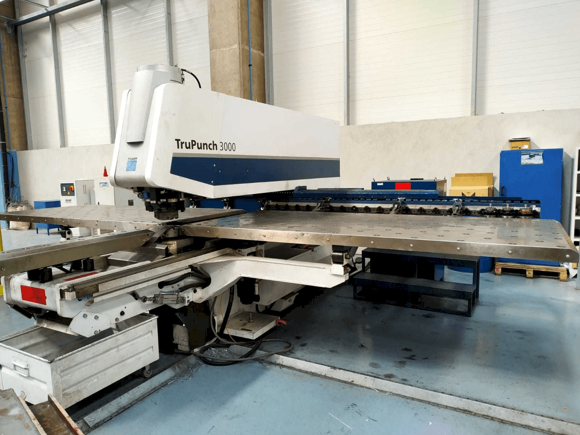 Čelní pohled na Trumpf TruPunch 3000 stroj