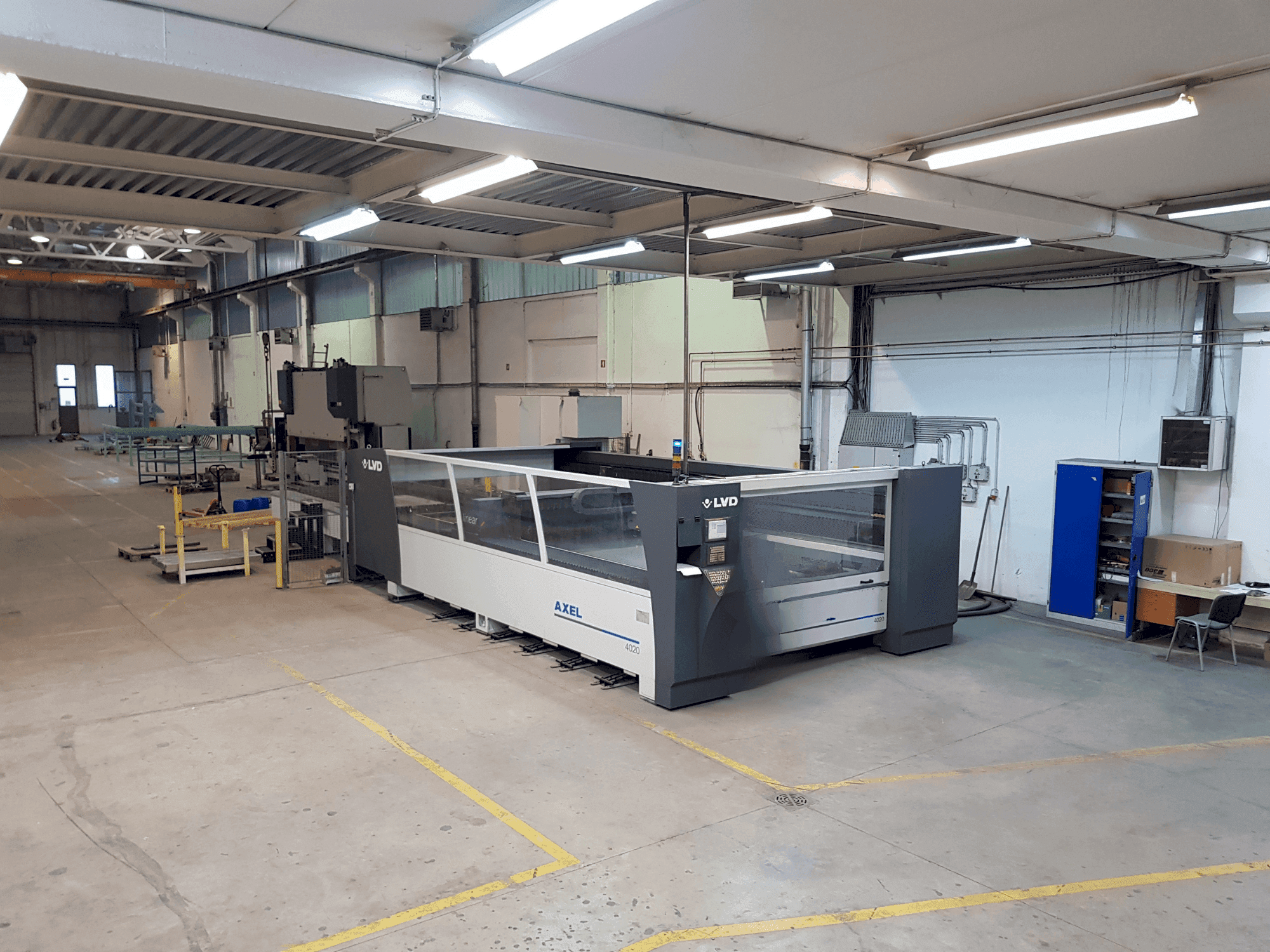 Čelní pohled na LVD Axel 4020 stroj