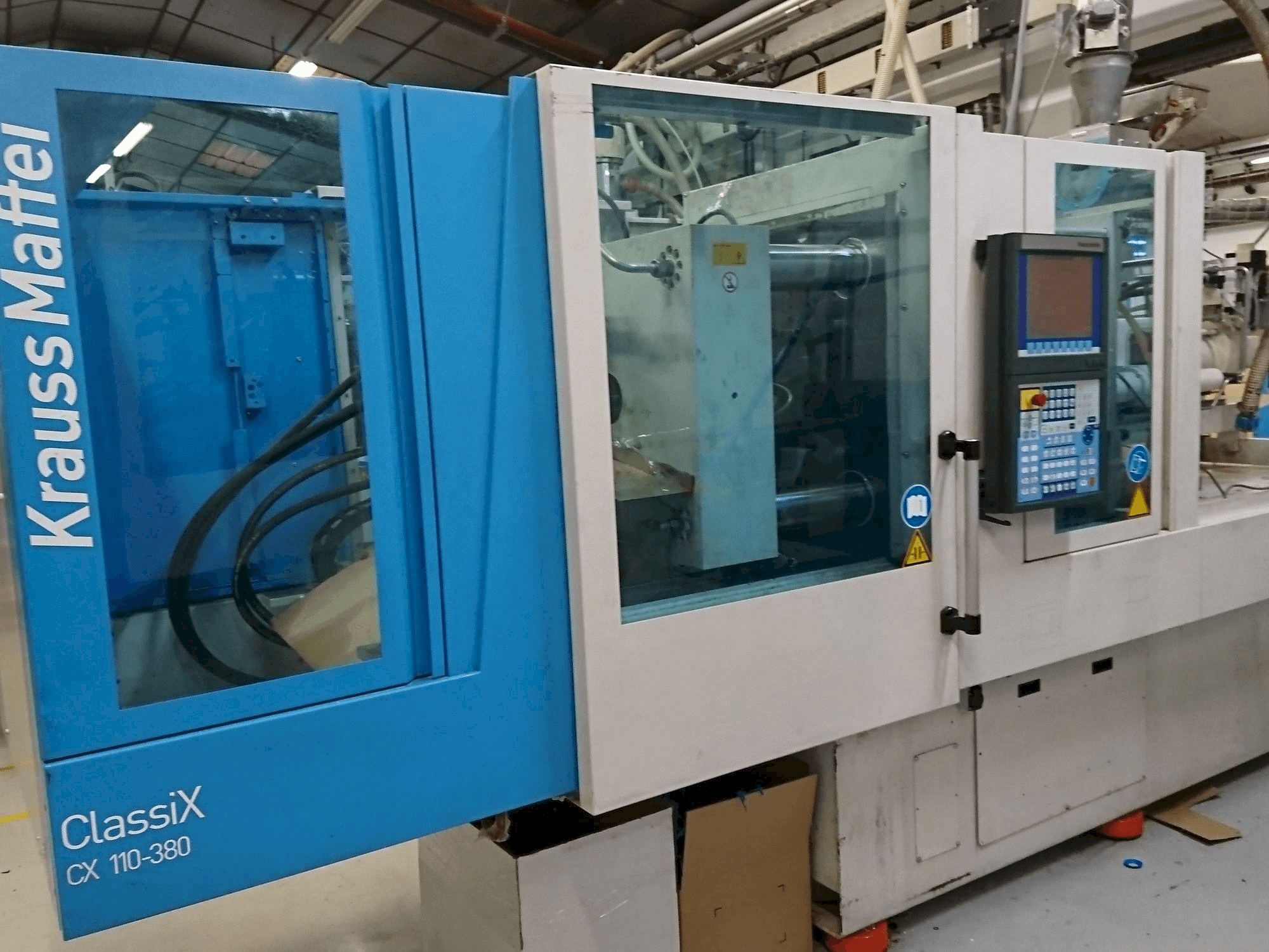 Čelní pohled na Krauss Maffei 110-380 CX stroj