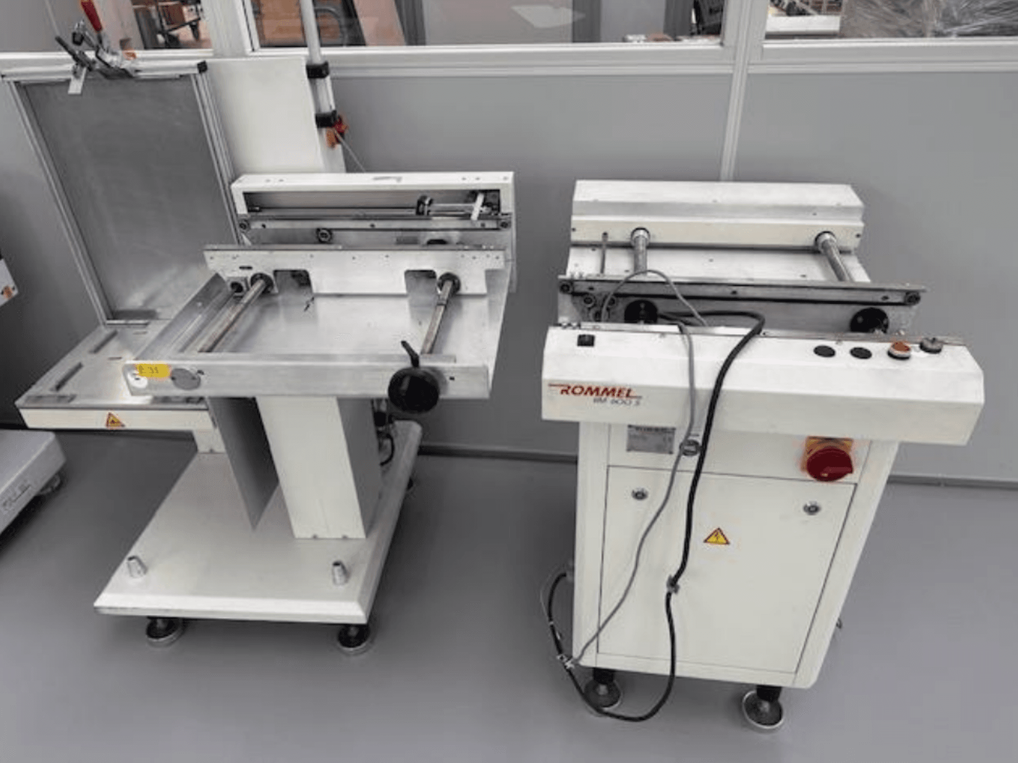 Etiketovací stroj Rommel HM 5033, pohled zepředu; ovládací panel, válečky a povrchy z nerezové oceli.