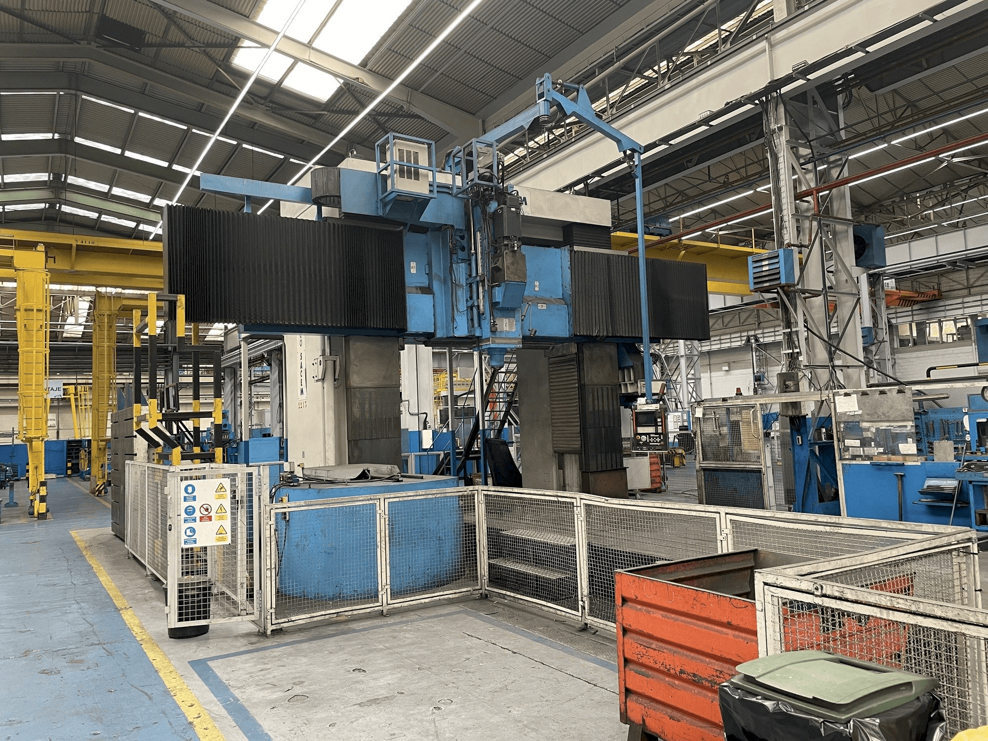 Čelní pohled na AMCO-SACEM ACEM FPF1-3300 stroj