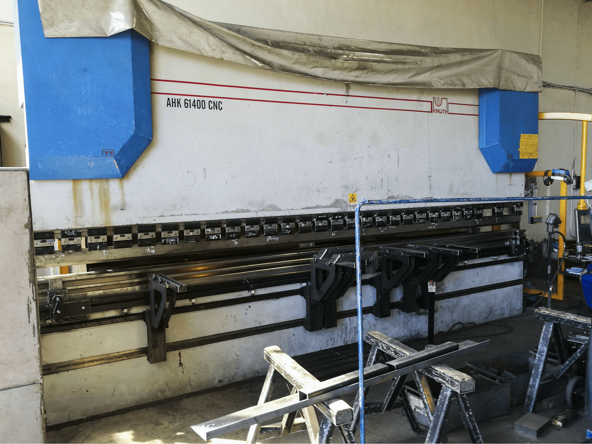 Levý pohled na KNUTH AHK 61400 CNC stroj