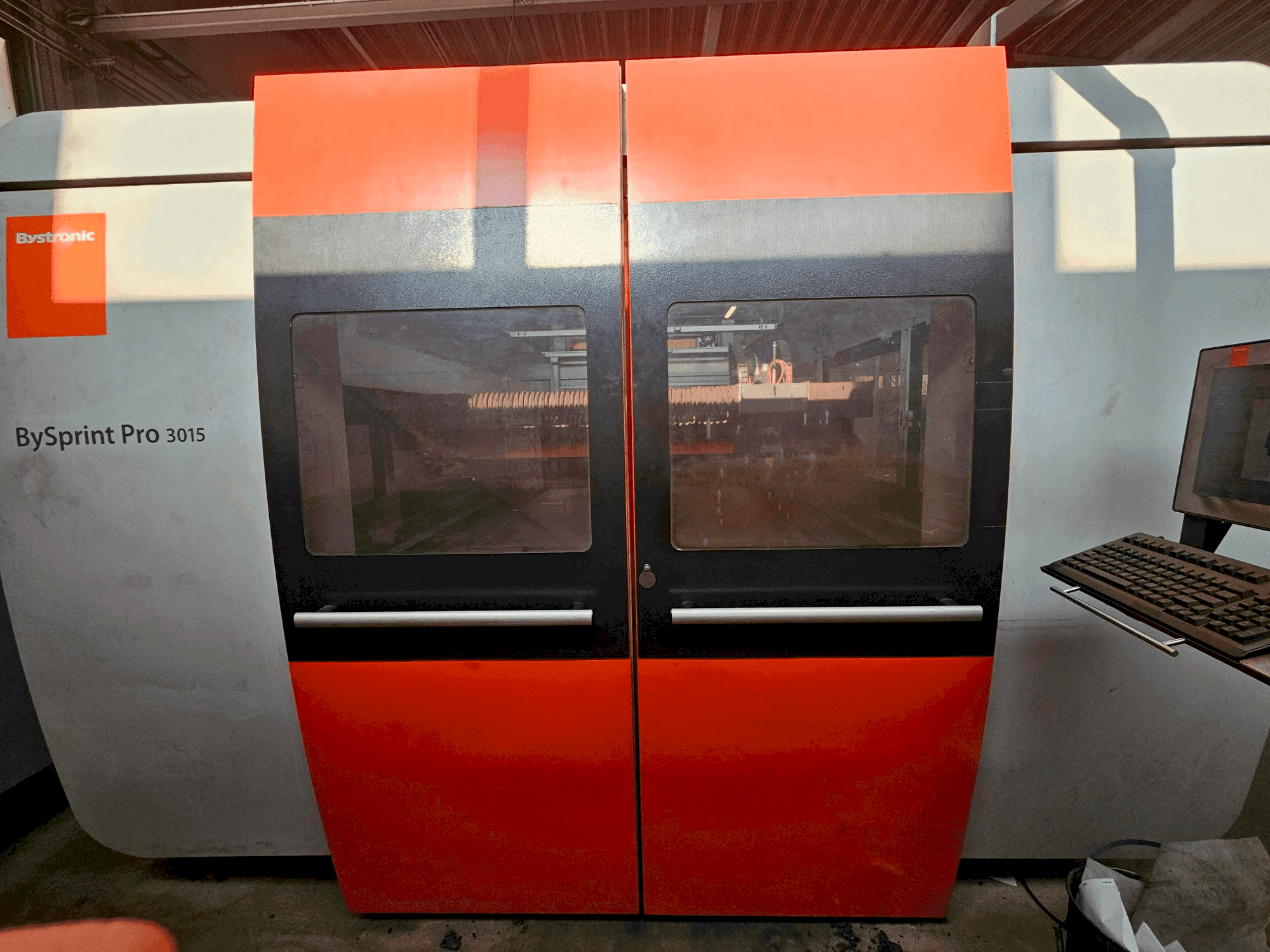 Čelní pohled na Bystronic Bysprint Pro 3015 stroj