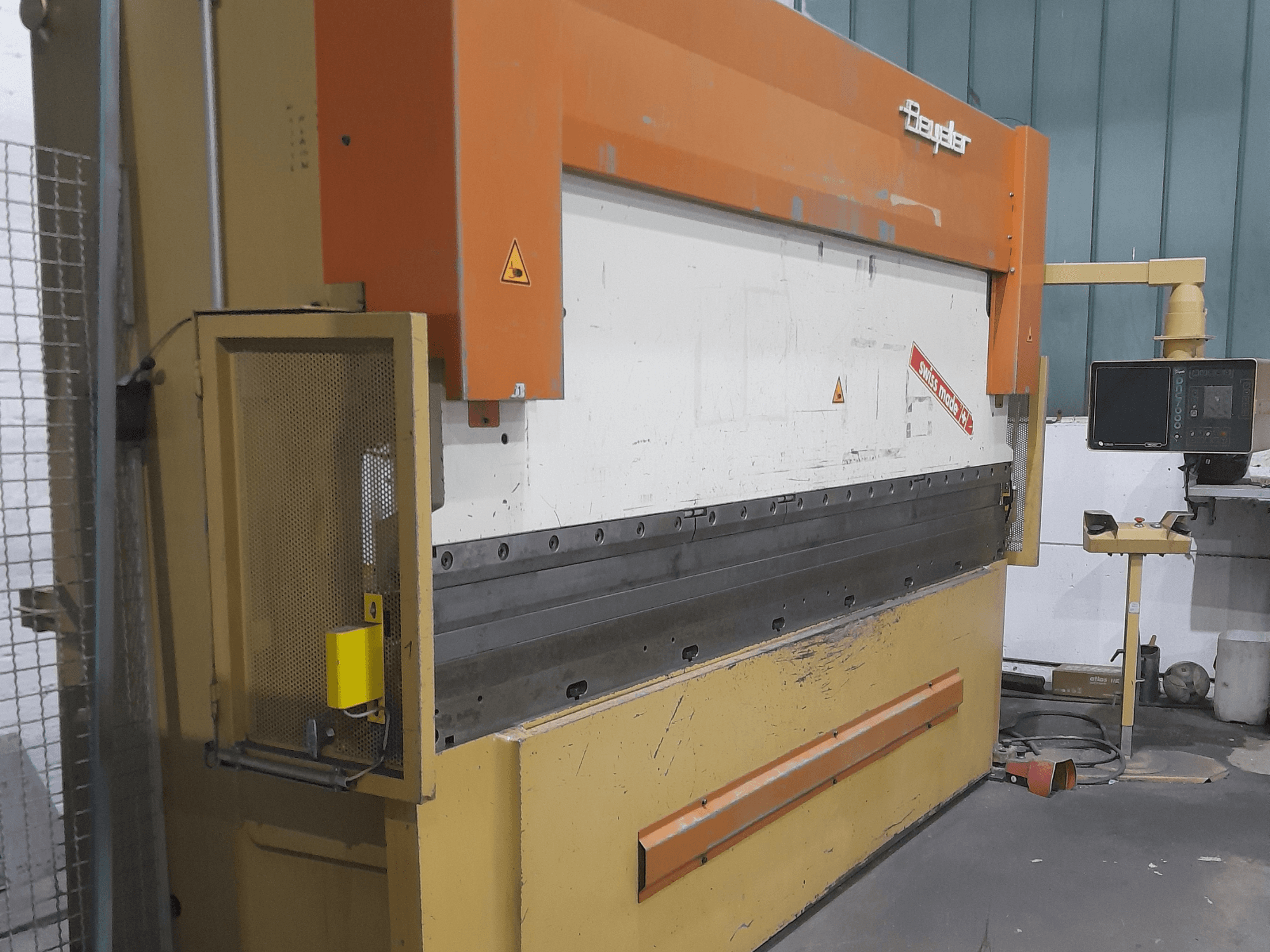Lisovací brzda BEYELER RT125x3600 v bočním pohledu, s ovládacím panelem a bezpečnostním krytem, ideální pro ohýbání kovů.