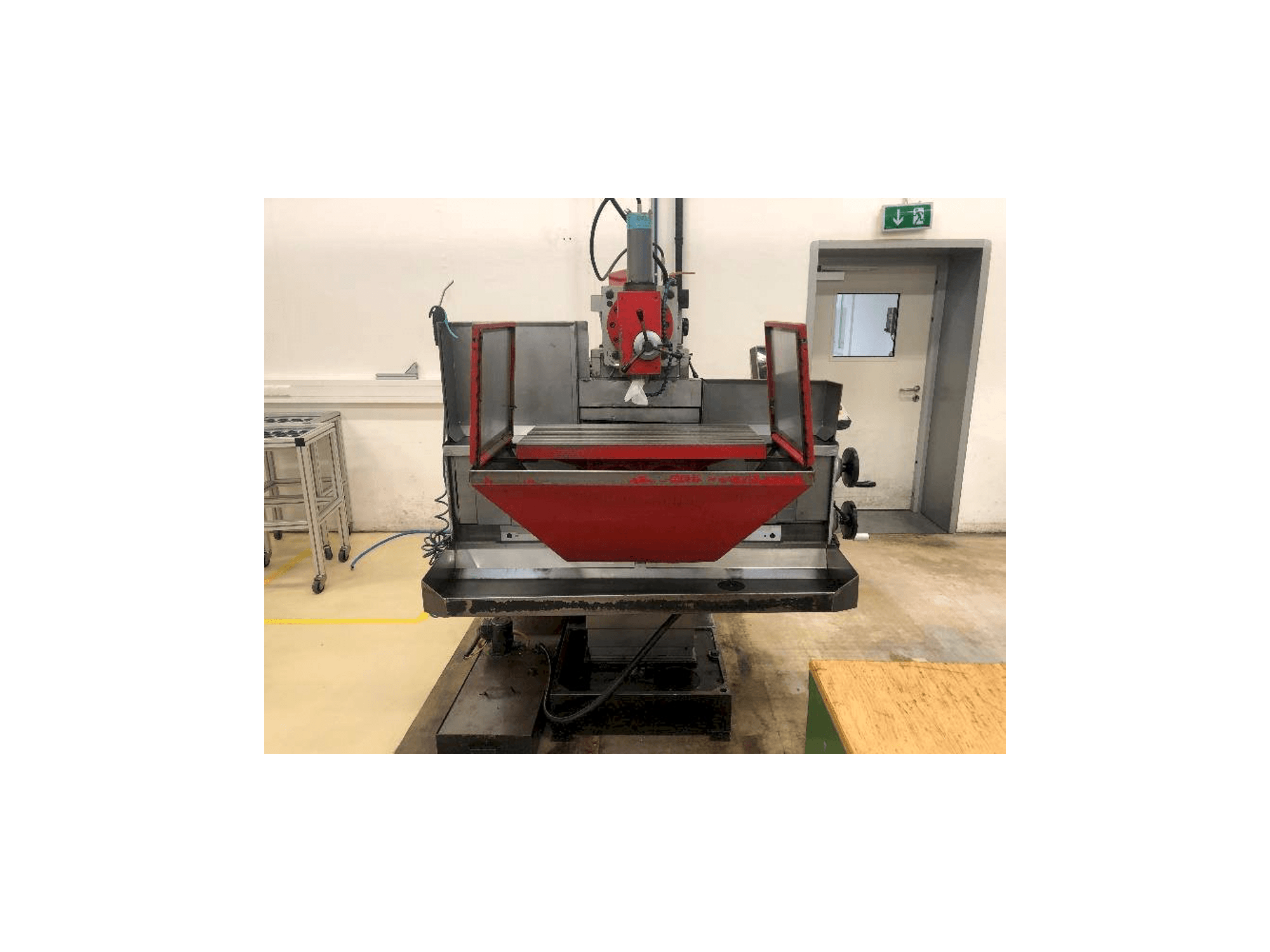 Čelní pohled na EMCO FB5 stroj