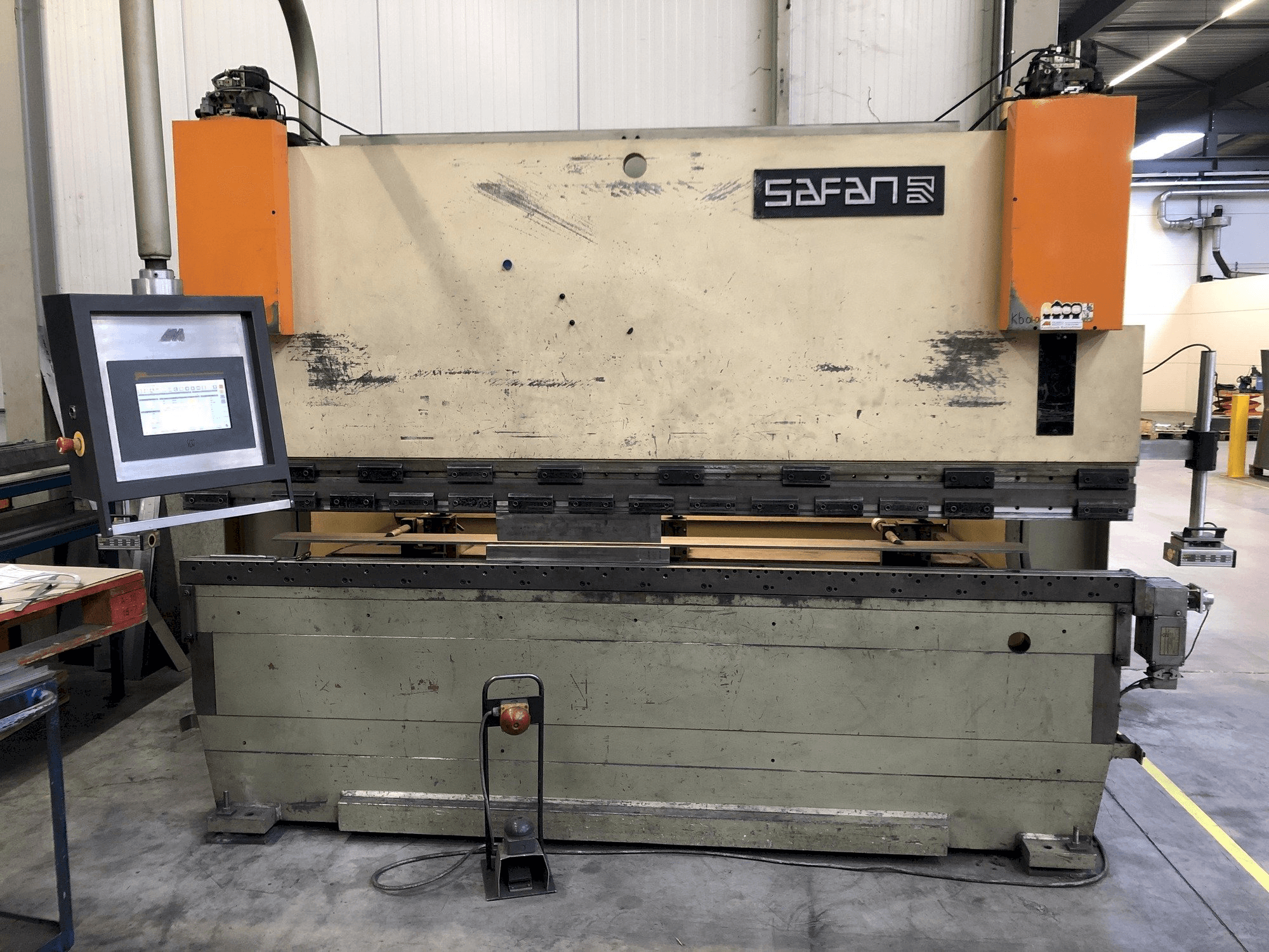 Čelní pohled na Safan CNCL 110T stroj