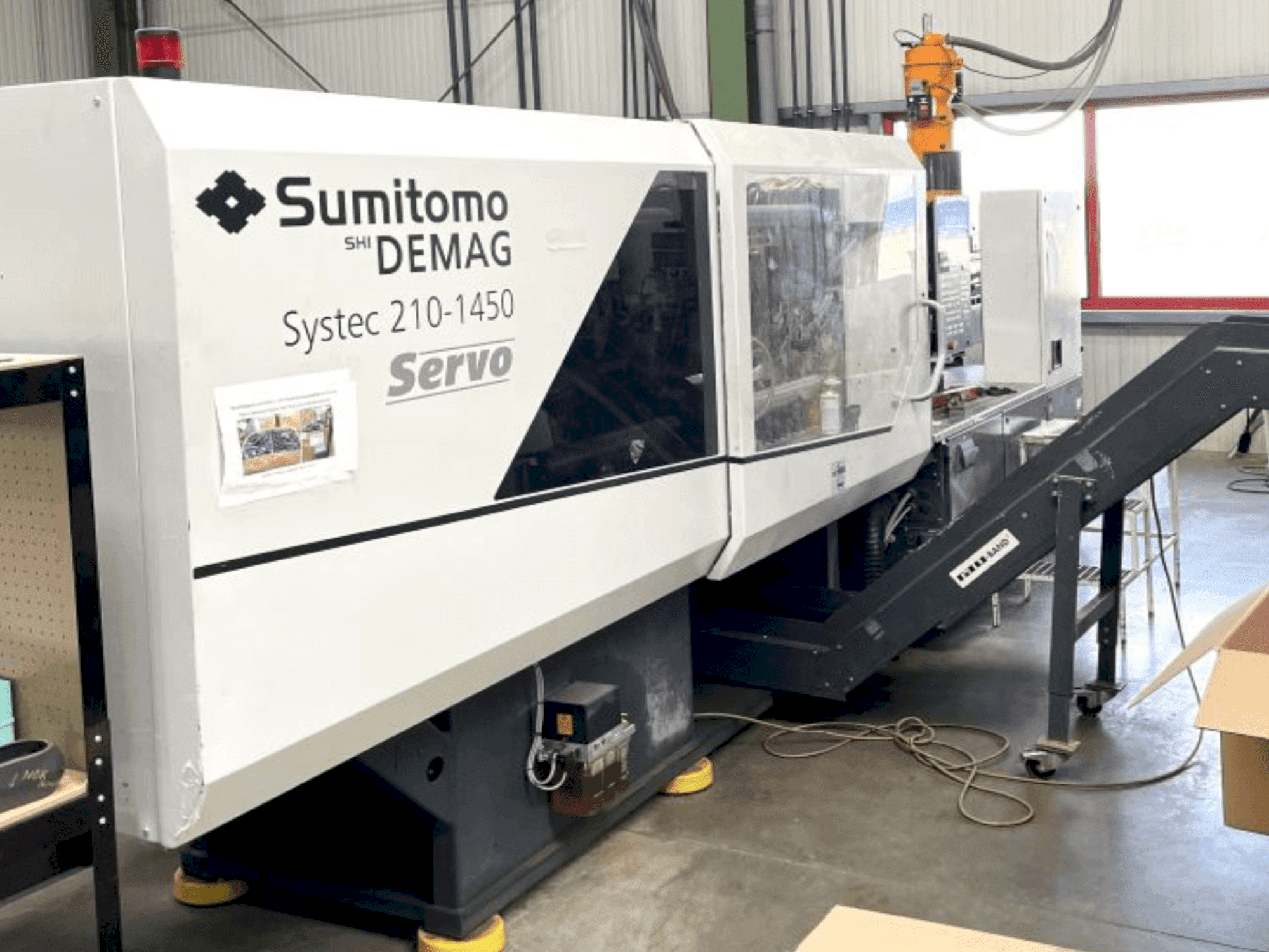 Čelní pohled na DEMAG System 210-1450 stroj