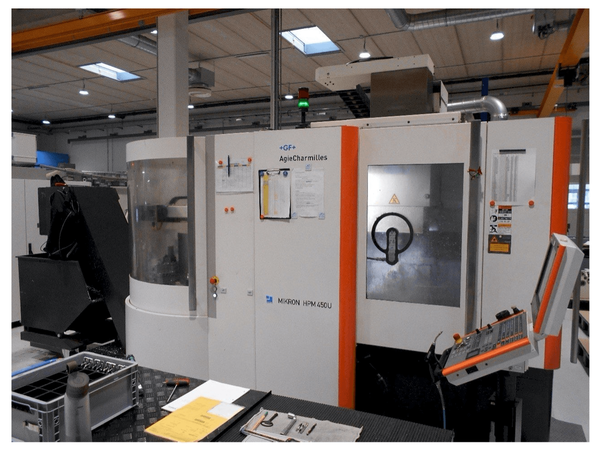 Čelní pohled na AgieCharmilles Mikron HPM 450U stroj