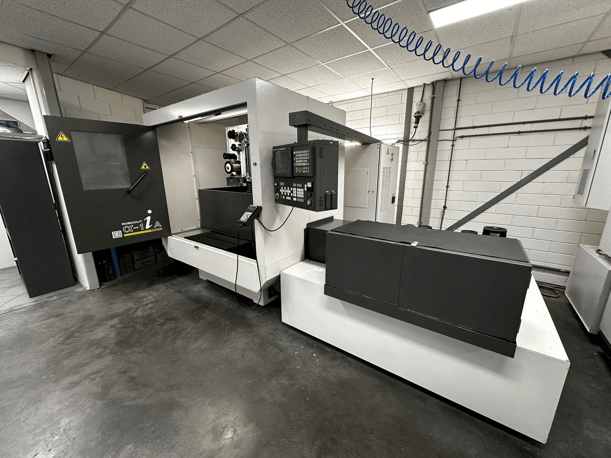 Čelní pohled na FANUC Robocut α-1iA stroj