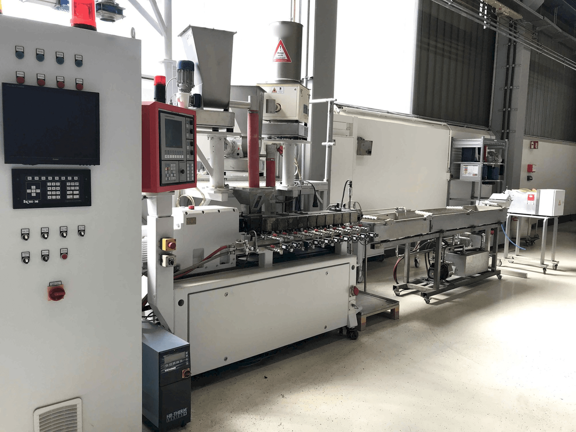 Čelní pohled na Leistriz ZSE 27/GL-44D stroj