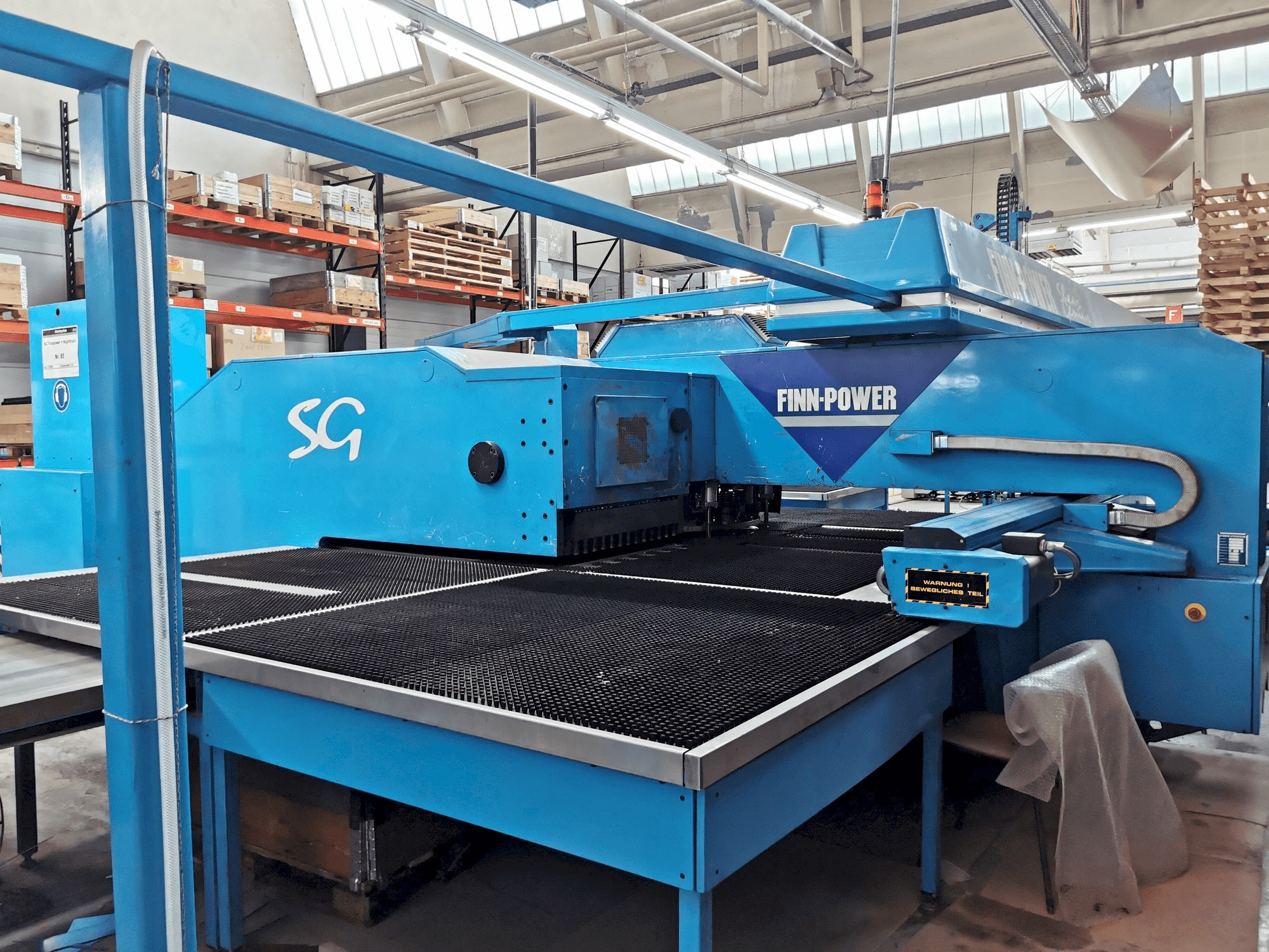 Čelní pohled na Finn-Power RS 1000/38 stroj