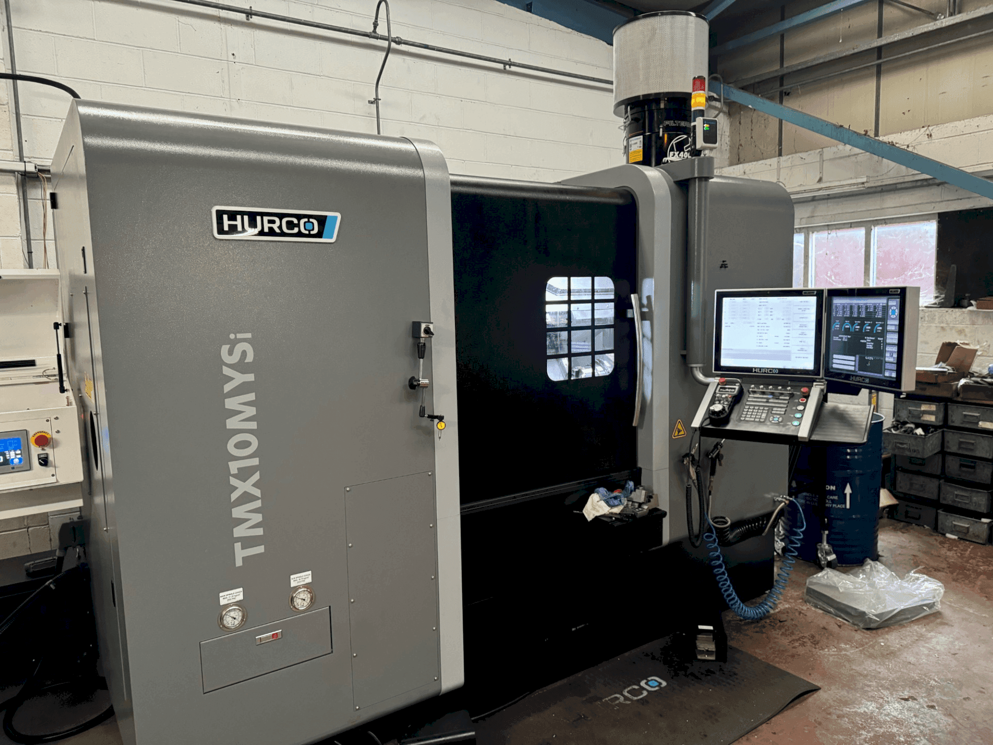 Čelní pohled na Hurco TMX10-MYSi stroj