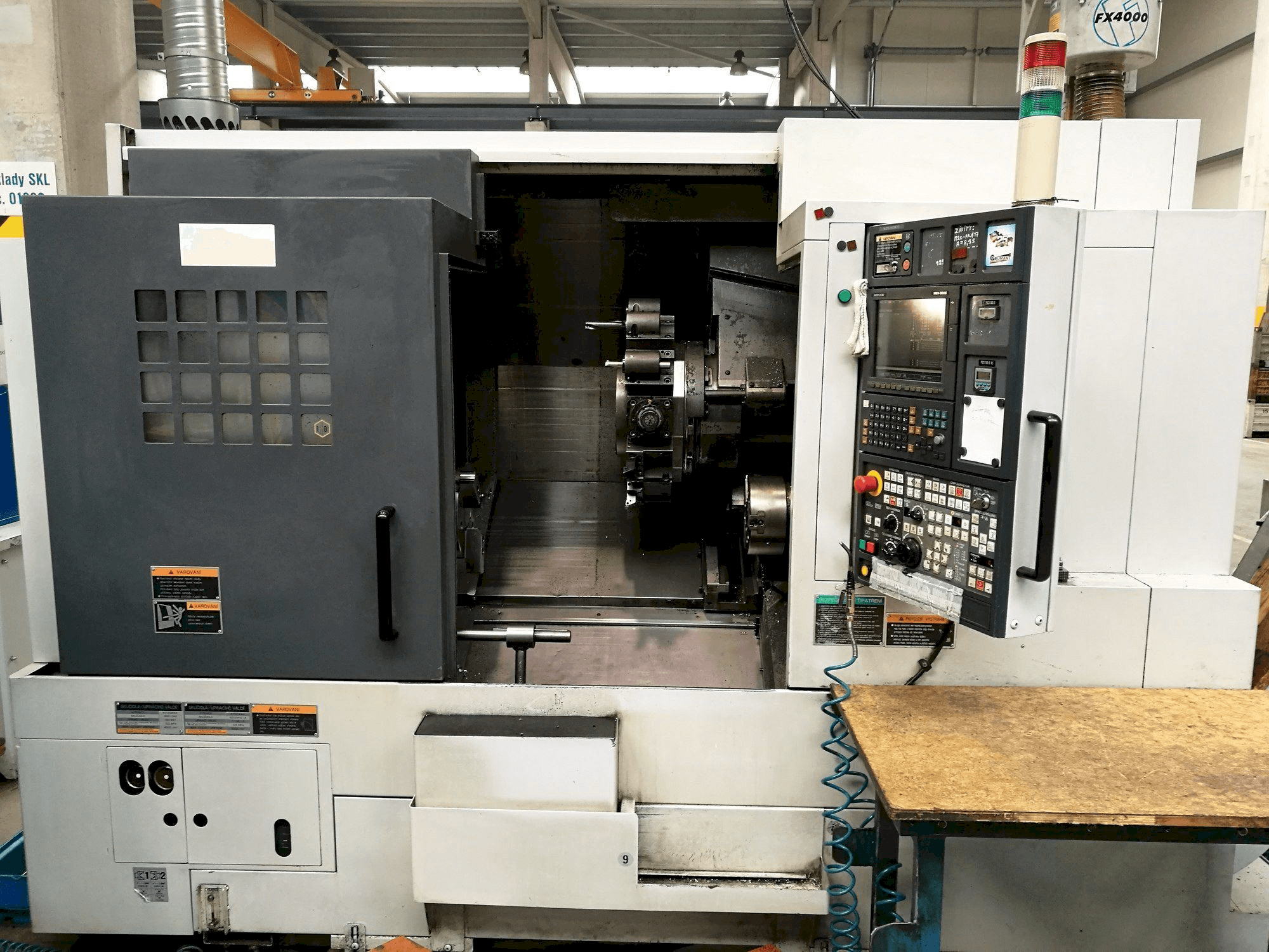 Čelní pohled na MORI SEIKI NL 2500 SMC stroj