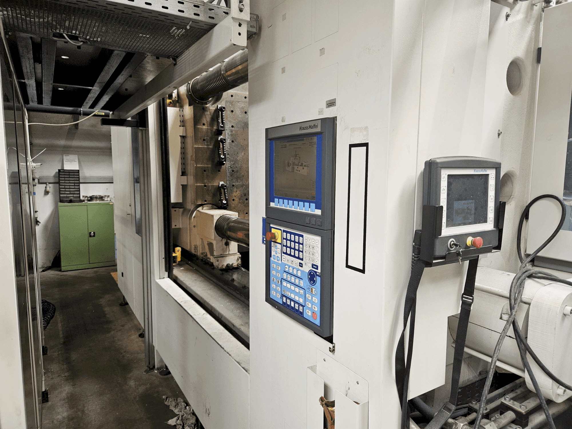 Čelní pohled na Krauss Maffei 800-12000 MX stroj
