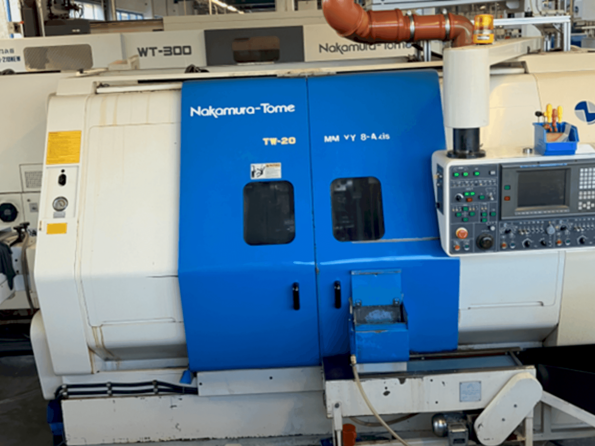 Čelní pohled na NAKAMURA-TOME TW-20 stroj