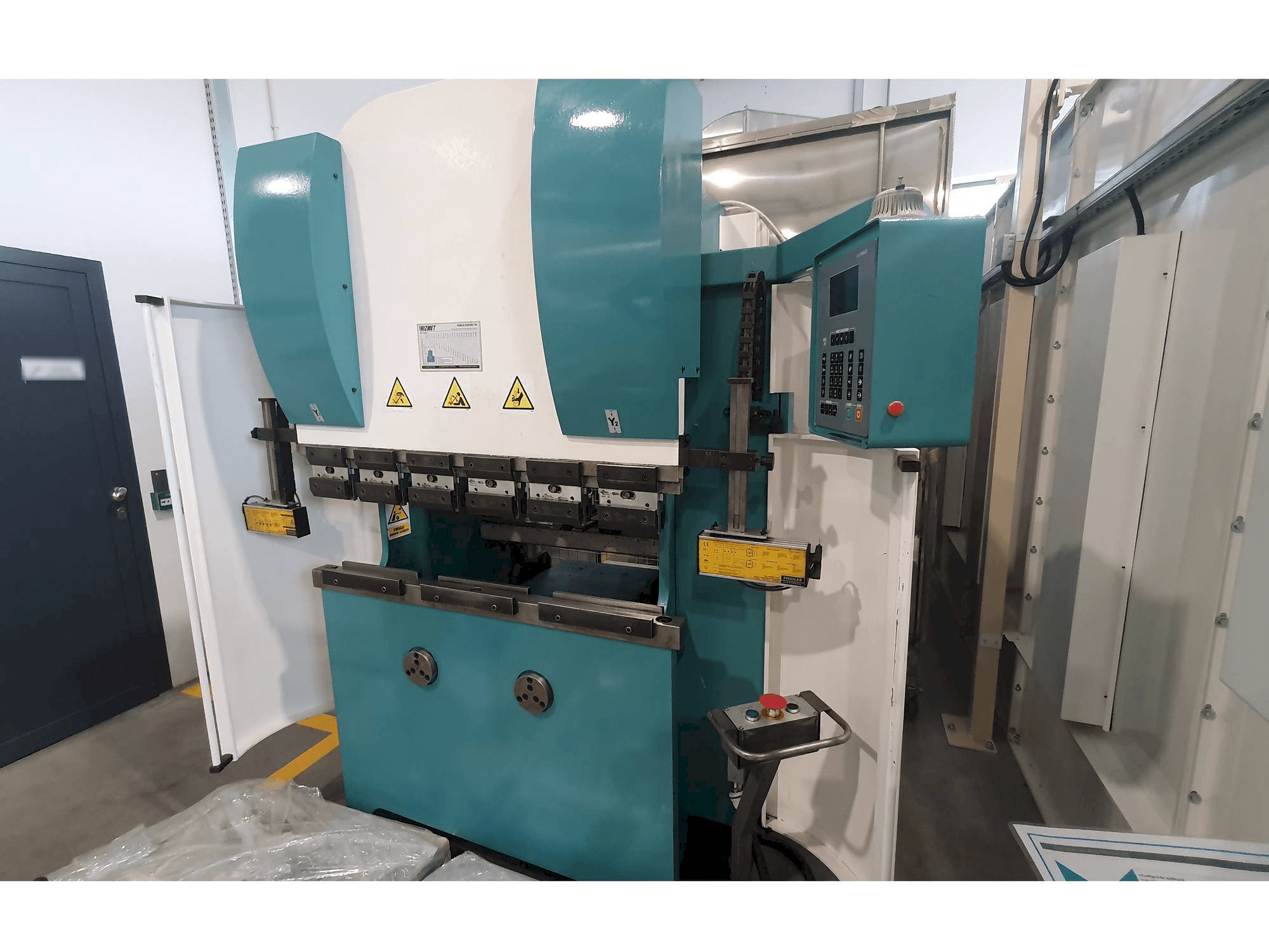 Čelní pohled na Vimercati PHSY 30X1250 stroj