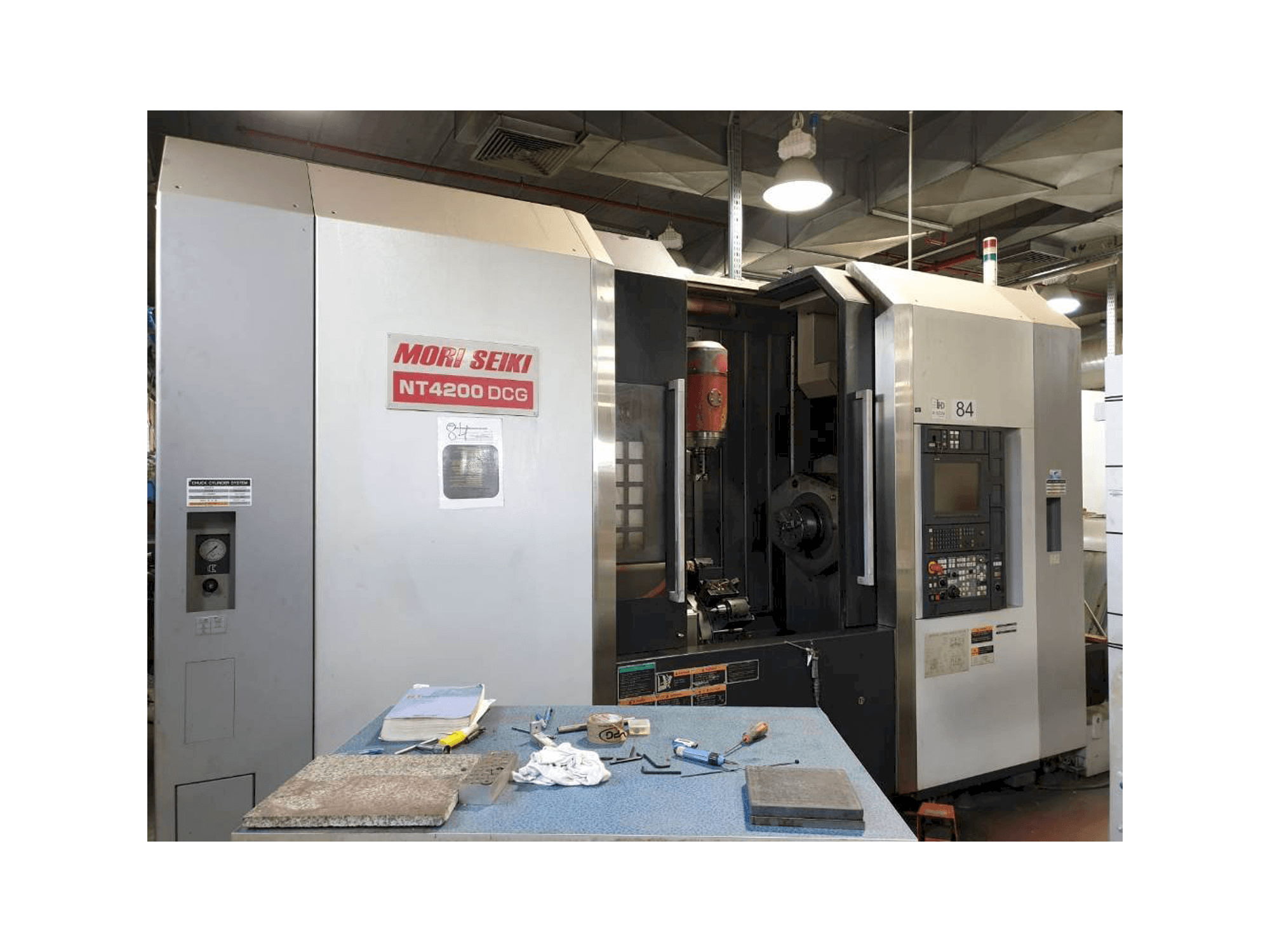 Čelní pohled na MORI SEIKI NT4200 DCG stroj