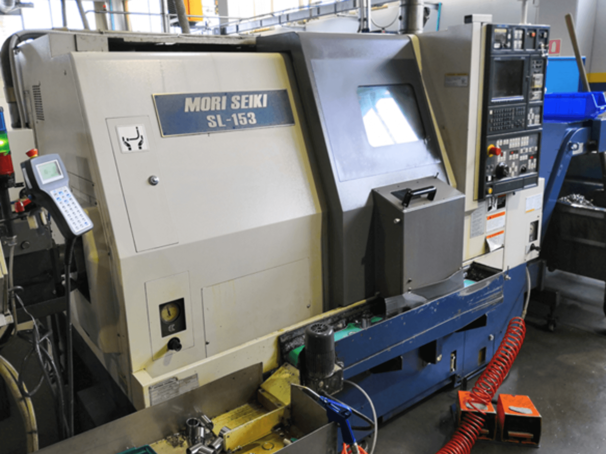 Horizontální soustruh MORI SEIKI SL-153 SMC, pohled zepředu, ukázka ovládacího panelu a ovládacích prvků.