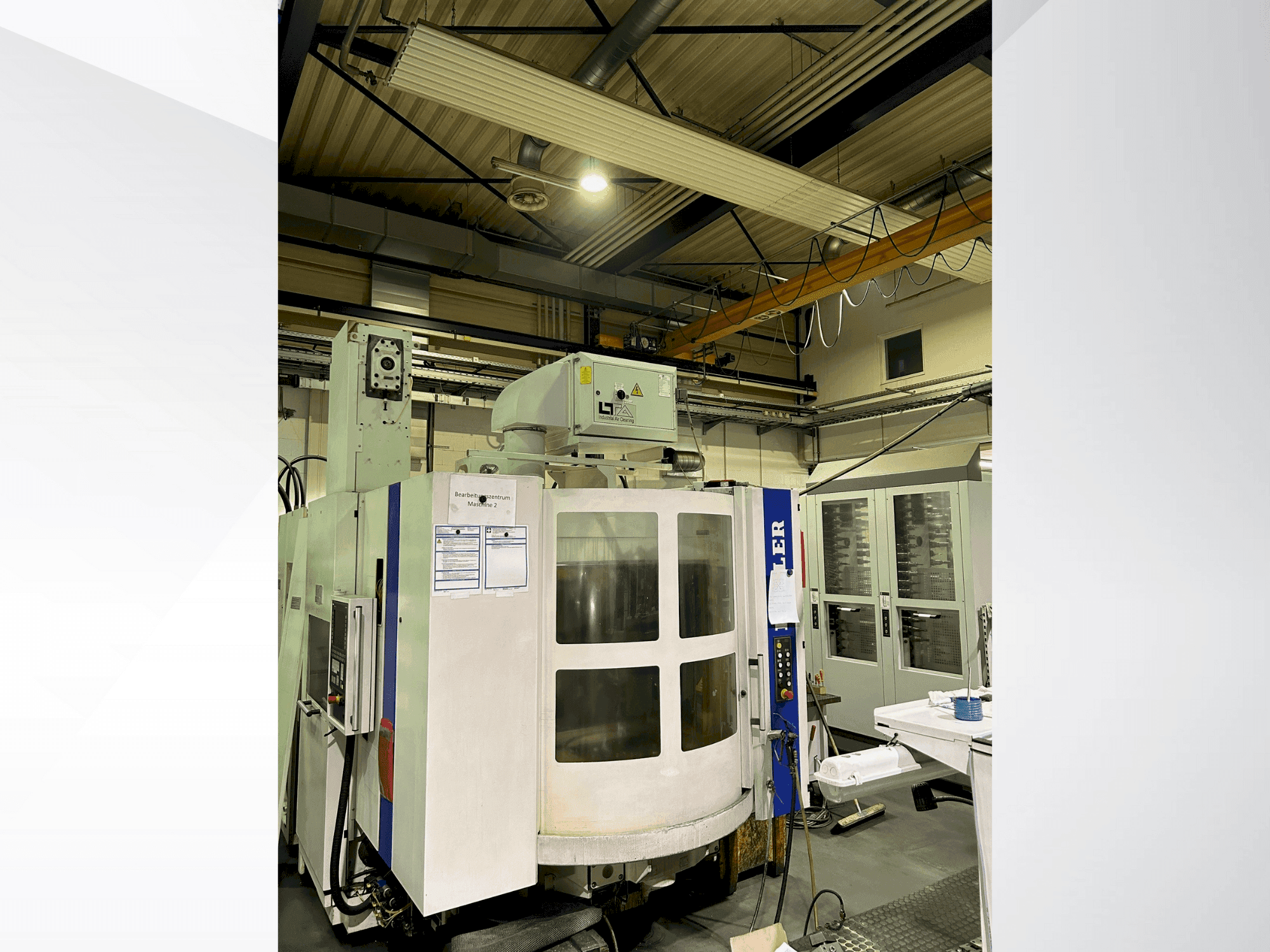 Čelní pohled na HELLER MC16 stroj