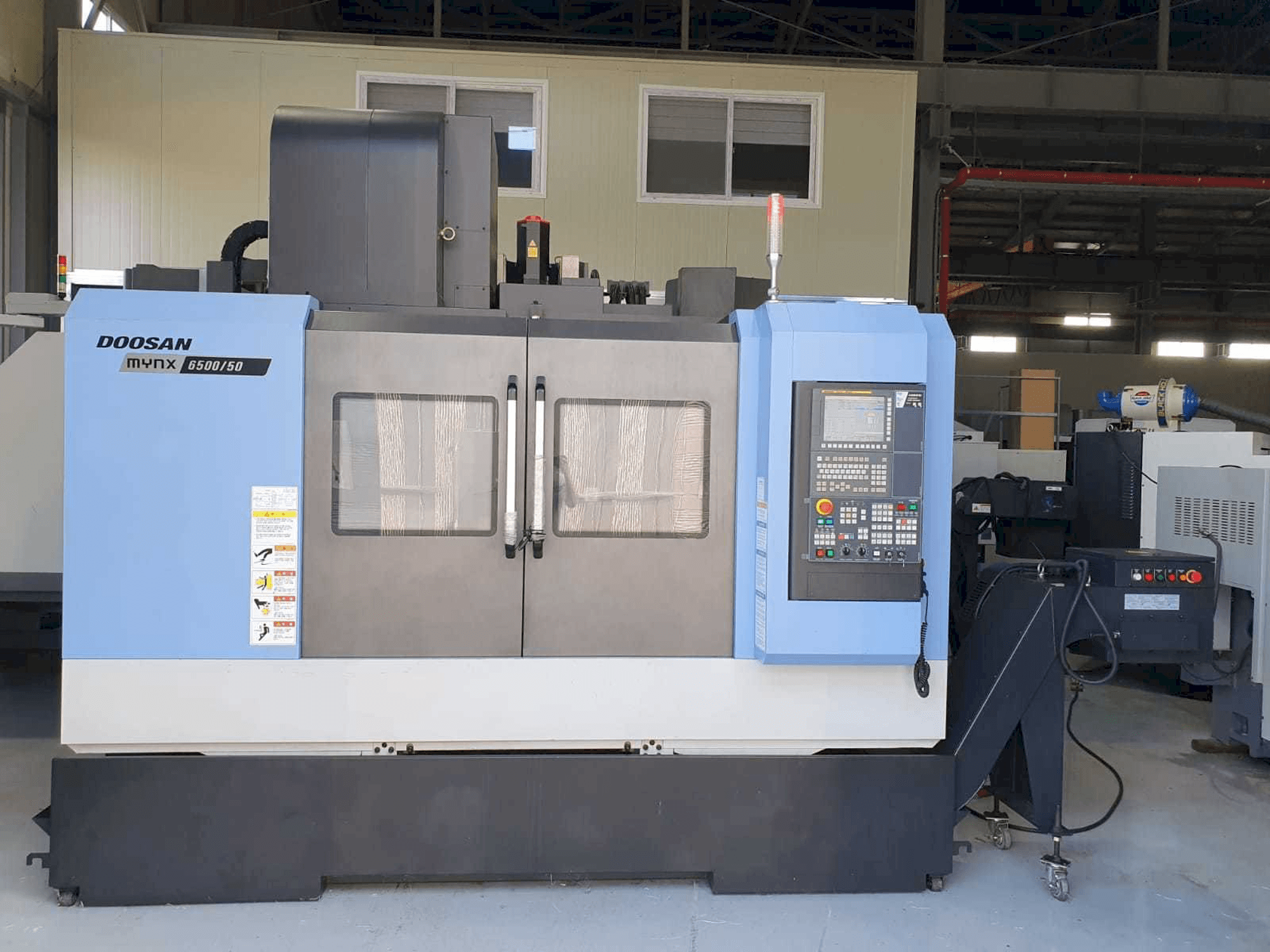 Čelní pohled na Doosan Mynx 6500/50 stroj