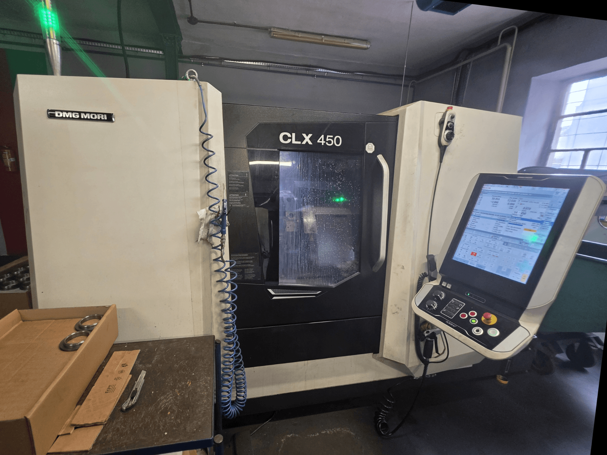 Horizontální soustruh DMG MORI CLX 450 V3 – pohled zepředu s ovládacím panelem, systémem chlazení a pracovním prostorem.