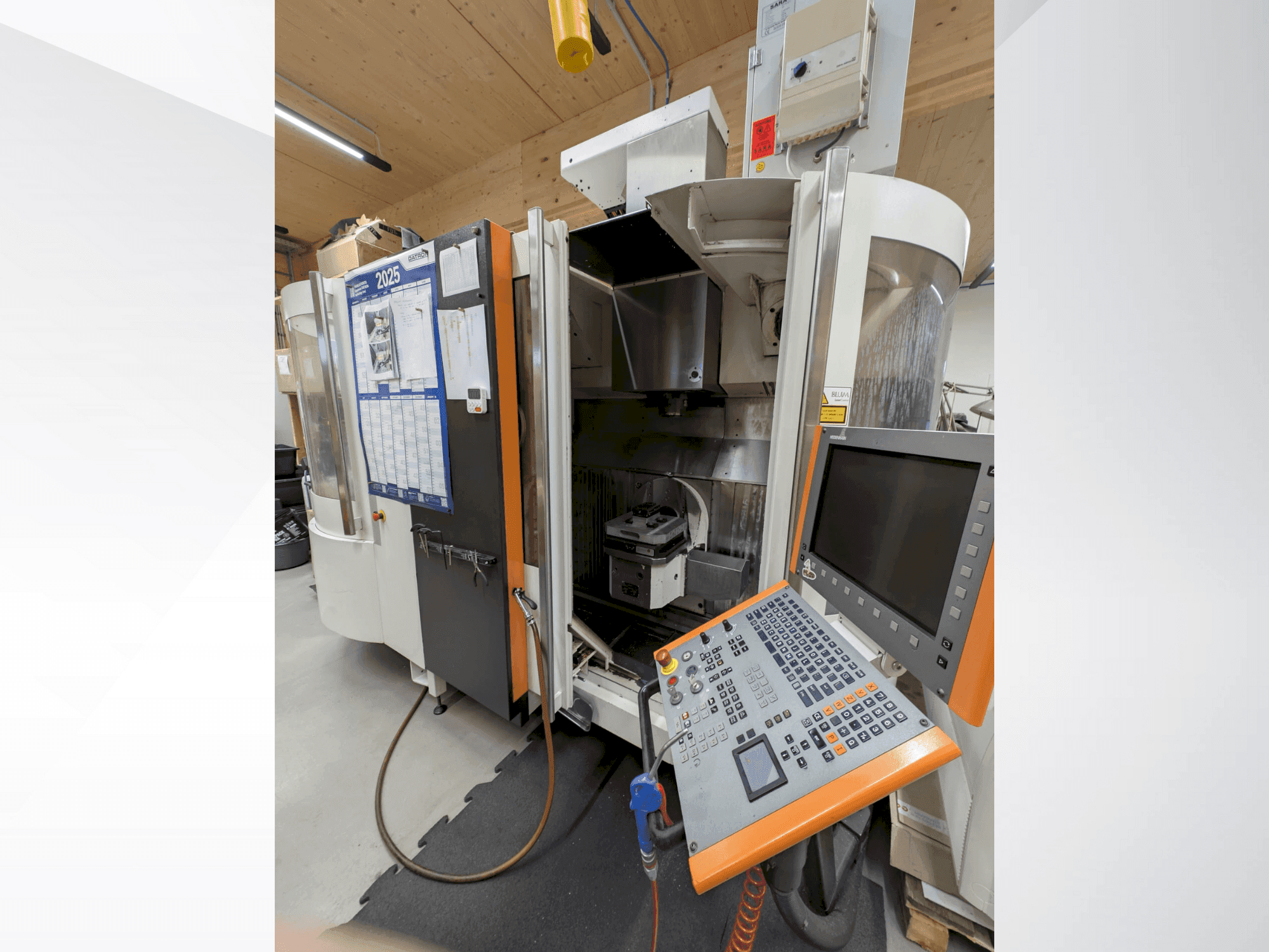 Čelní pohled na MIKRON UCP 600 Vario stroj