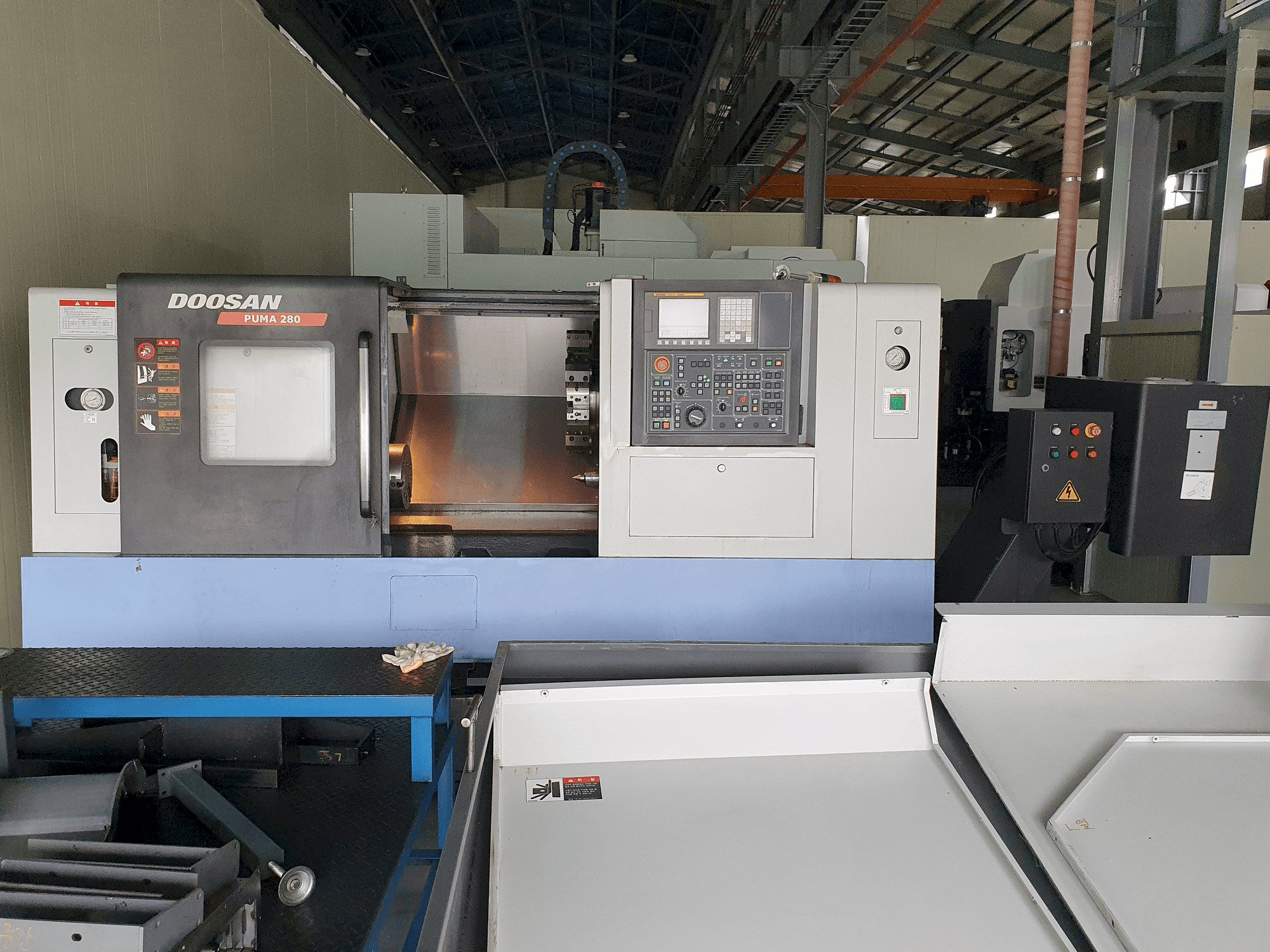 Čelní pohled na Doosan PUMA 280 stroj