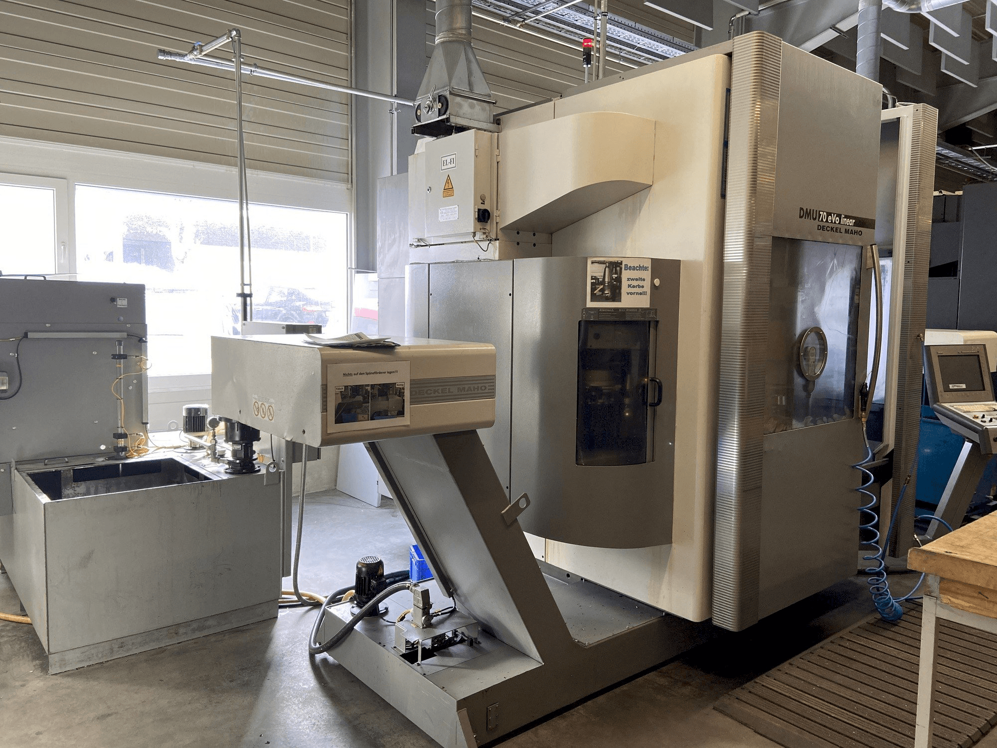Čelní pohled na DECKEL MAHO DMU 70 eVo linear stroj