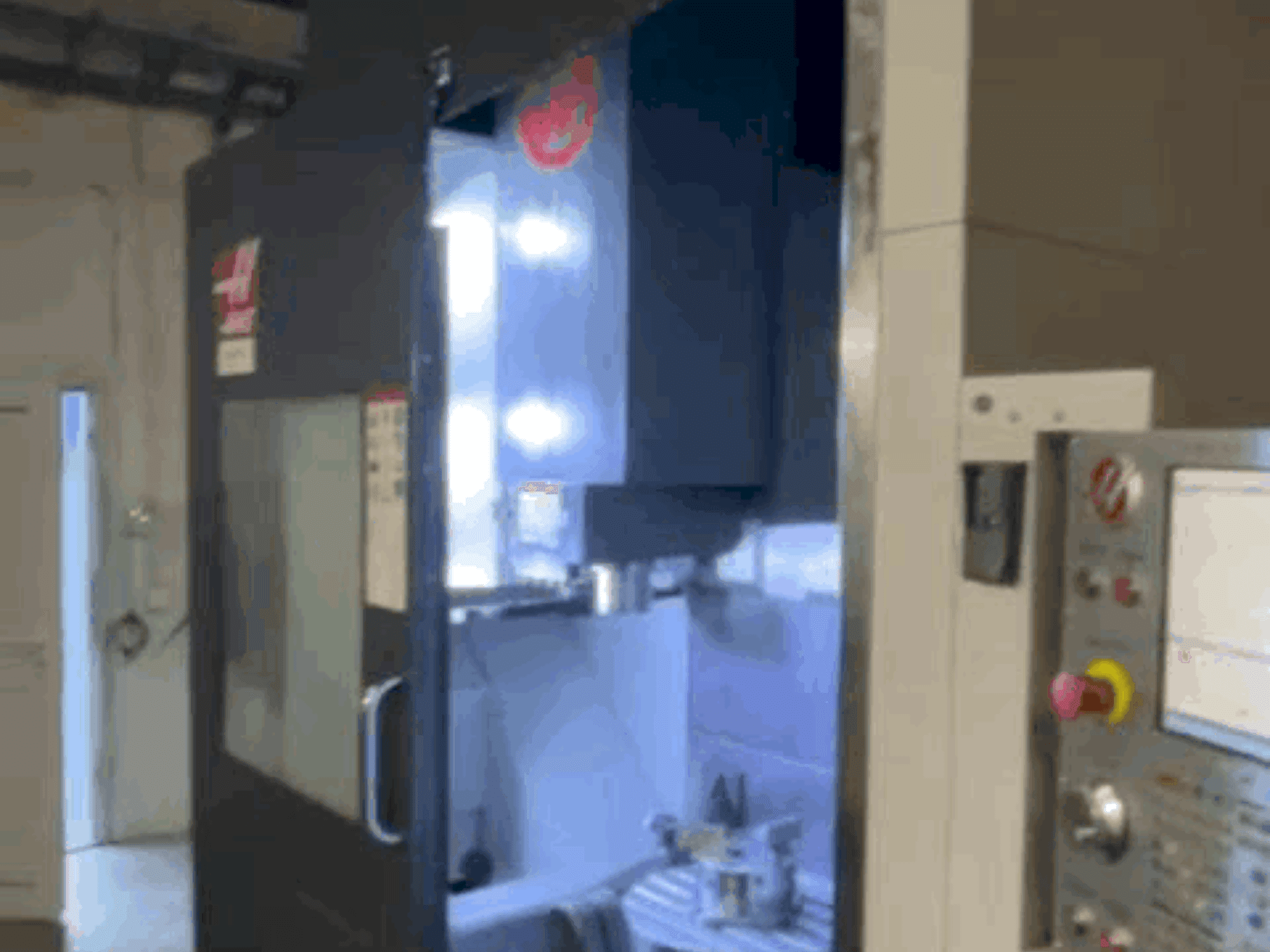 Čelní pohled na HAAS UMC-750 stroj