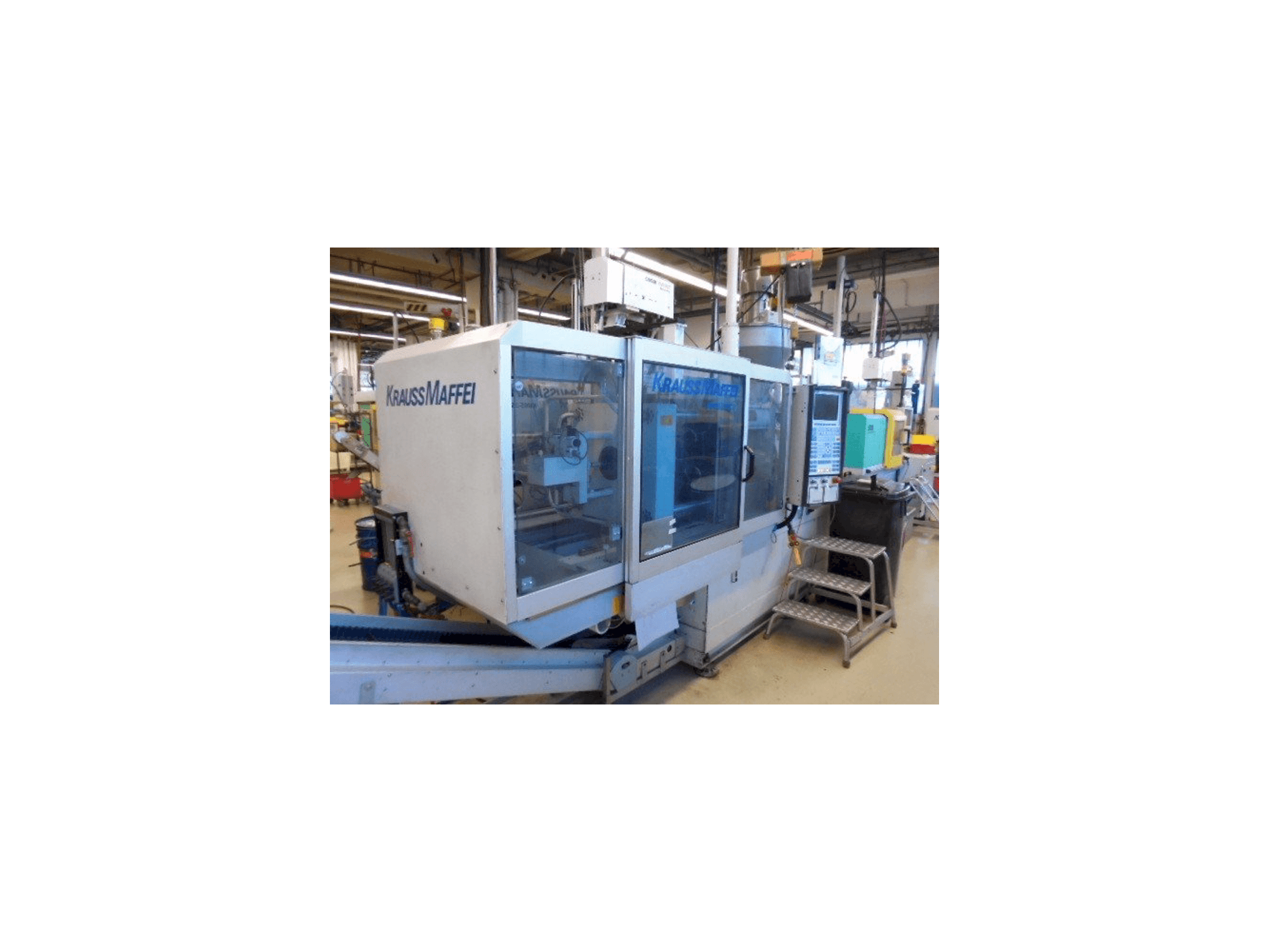 Levý boční pohled na Krauss Maffei KM 65-390-C2 stroj
