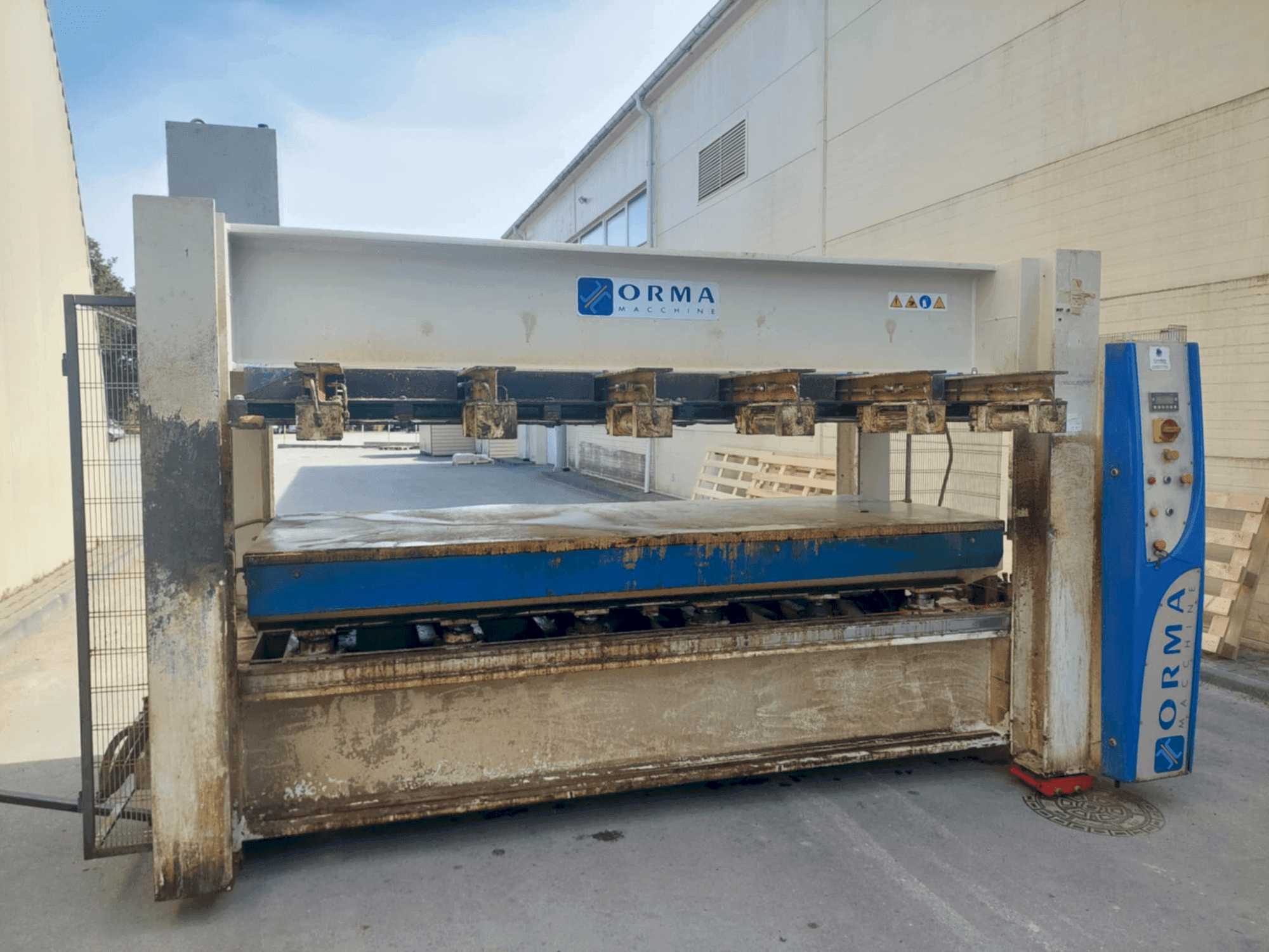 Čelní pohled na ORMA NPC/L DIGIT30/13AF-BO stroj