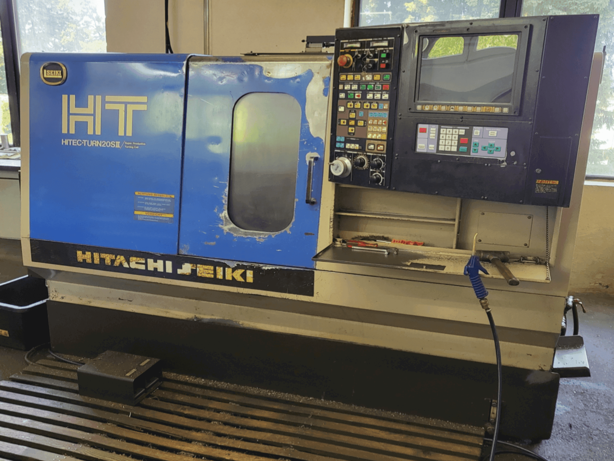 Čelní pohled na HITACHI SEIKI HT 20SII stroj