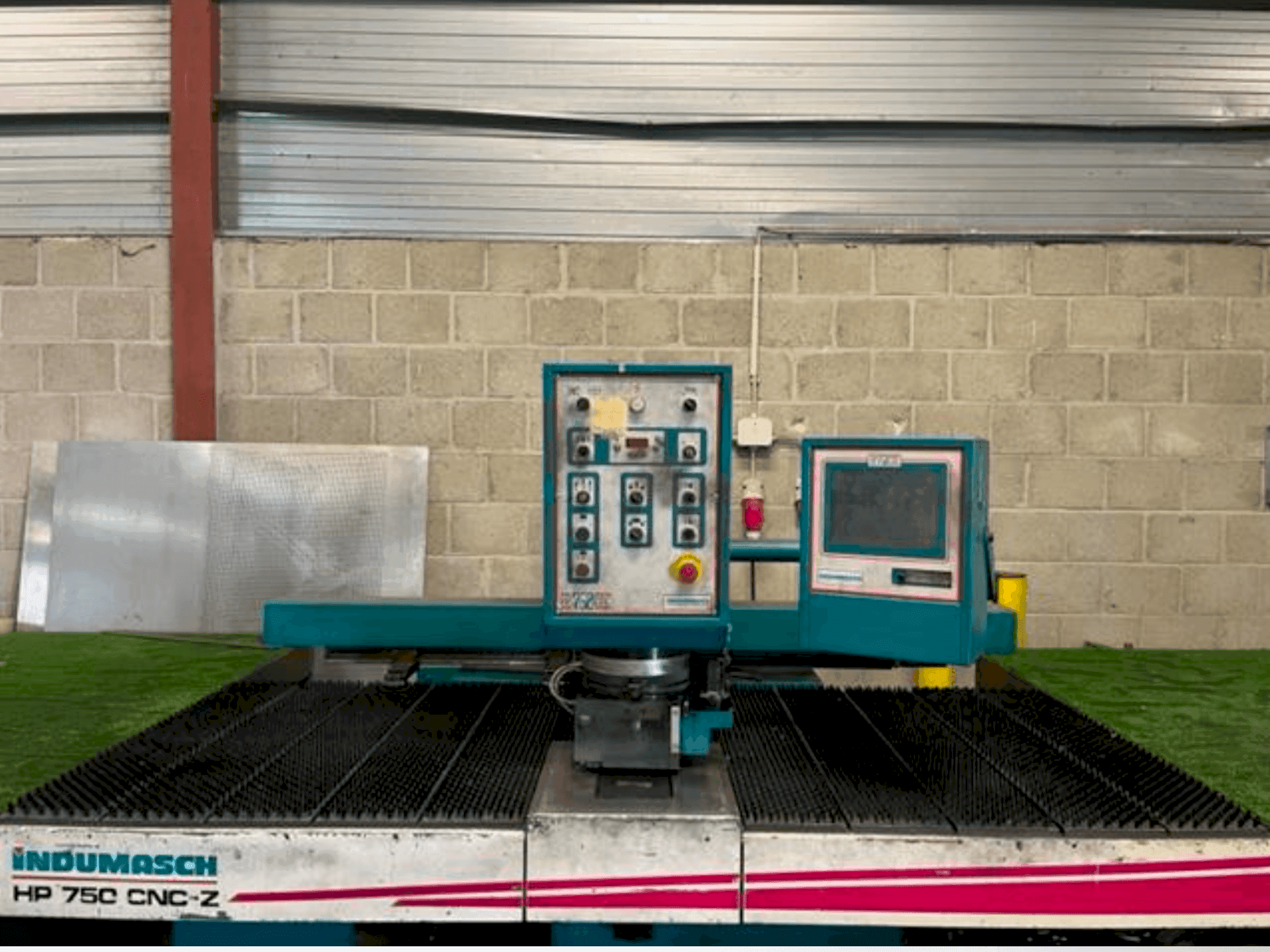 Čelní pohled na Indumasch HP 750 CNC/Z stroj