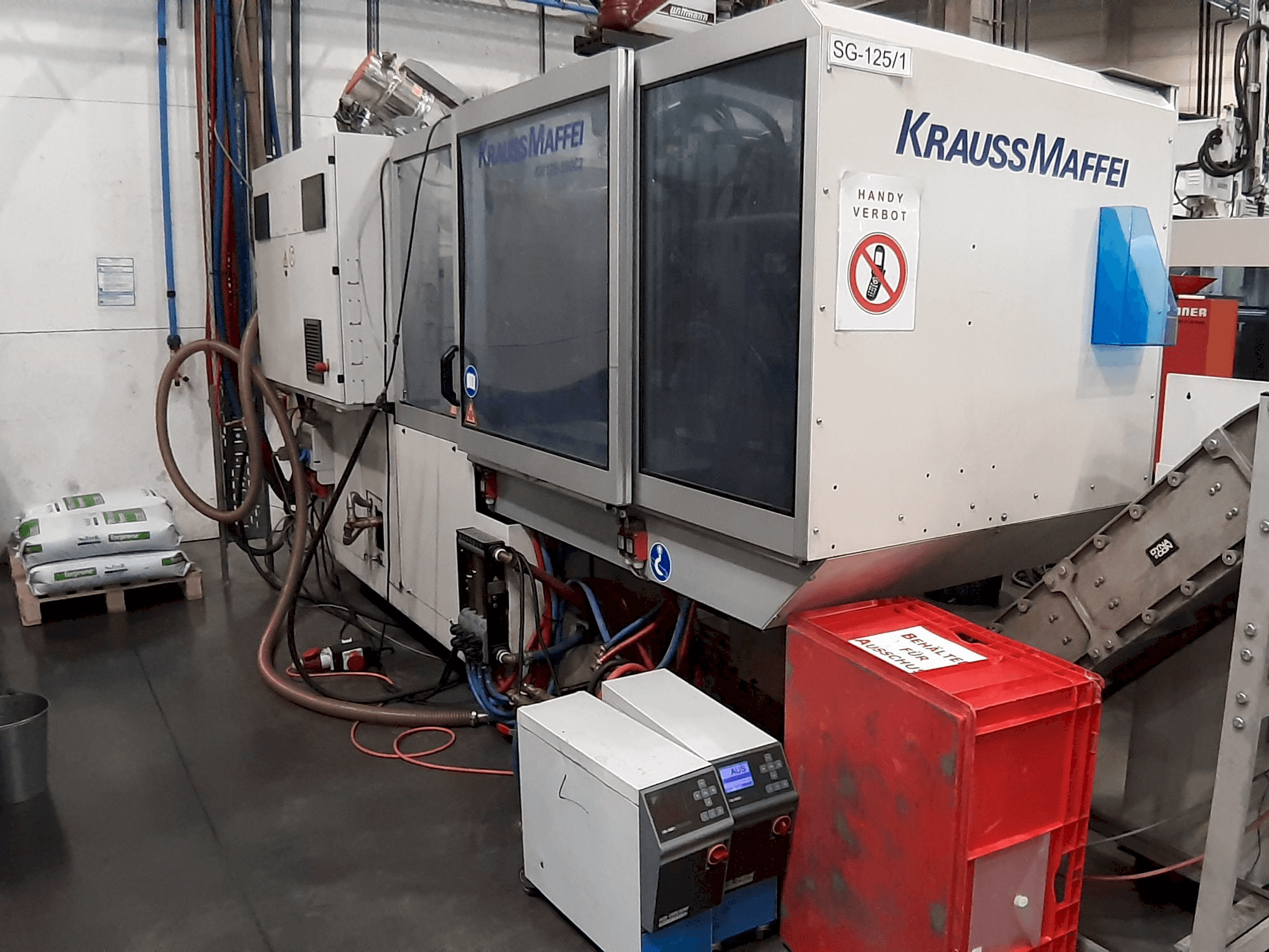 Čelní pohled na Krauss Maffei 125 - 390 CX stroj