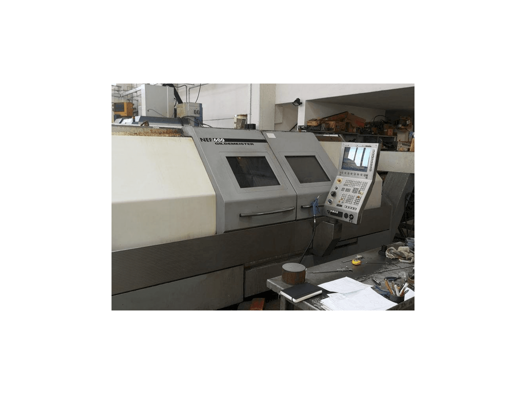 Čelní pohled na Gildemeister NEF 600 stroj