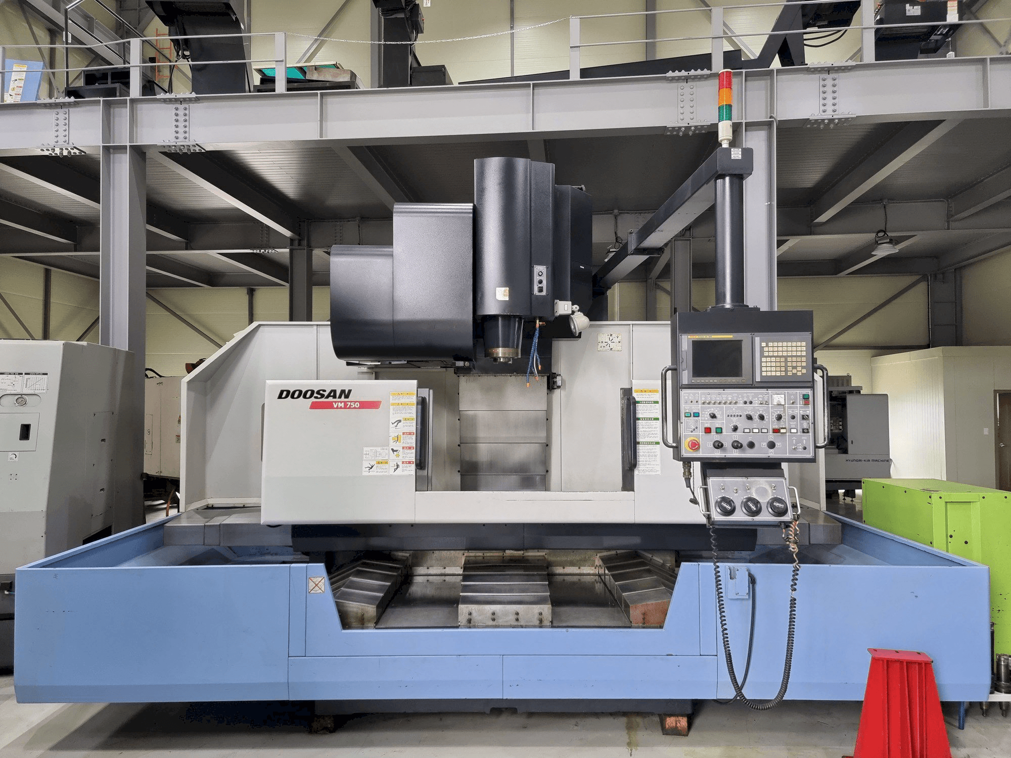 Čelní pohled na Doosan VM750 stroj