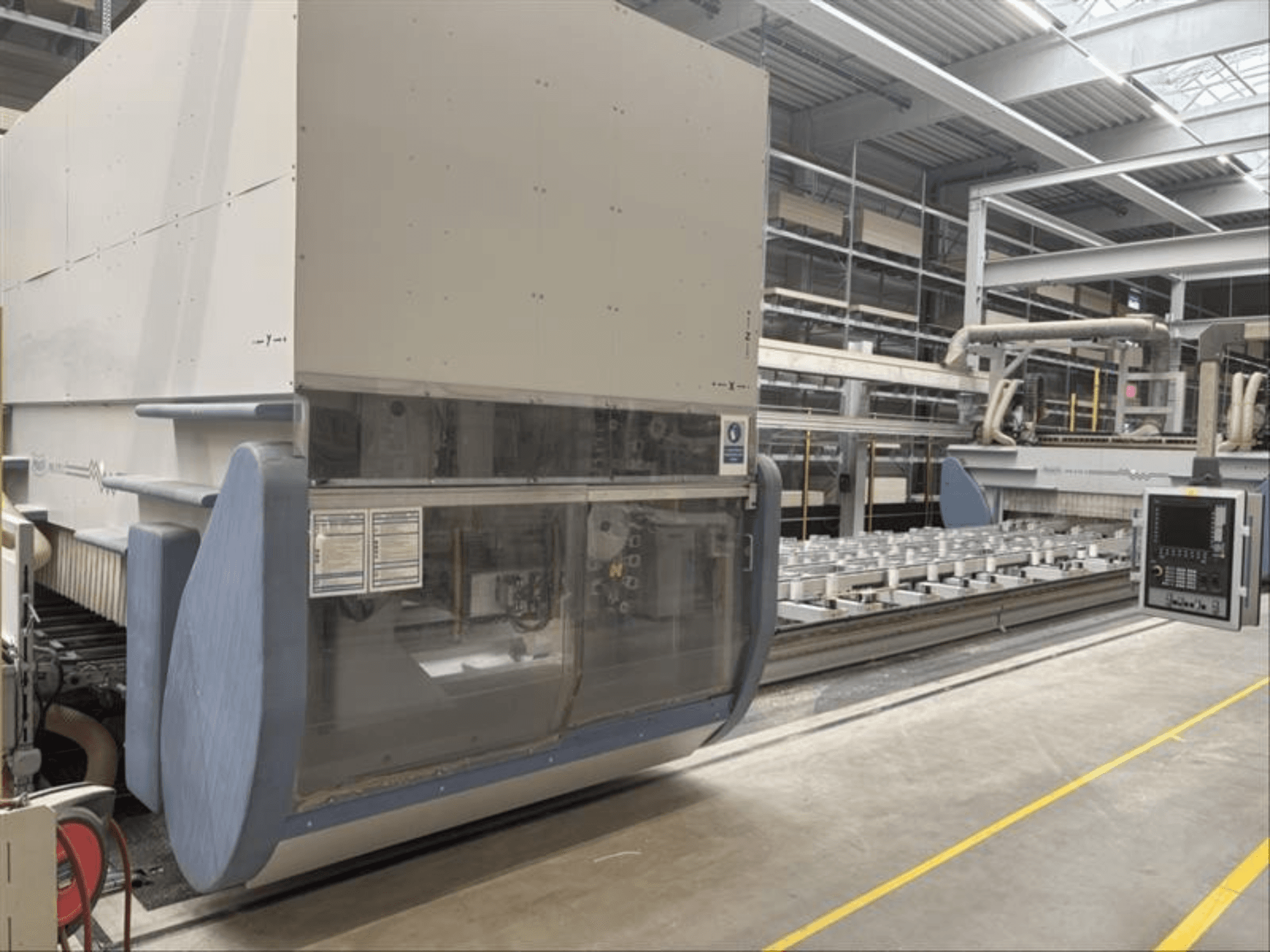 CNC obráběcí centrum MAKA PM 270 X, čelní pohled zobrazující ovládací panel a detaily strojů v továrním prostředí.