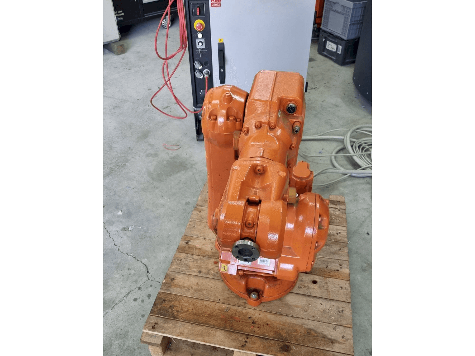 Čelní pohled na ABB IRB140 - IRC5 stroj