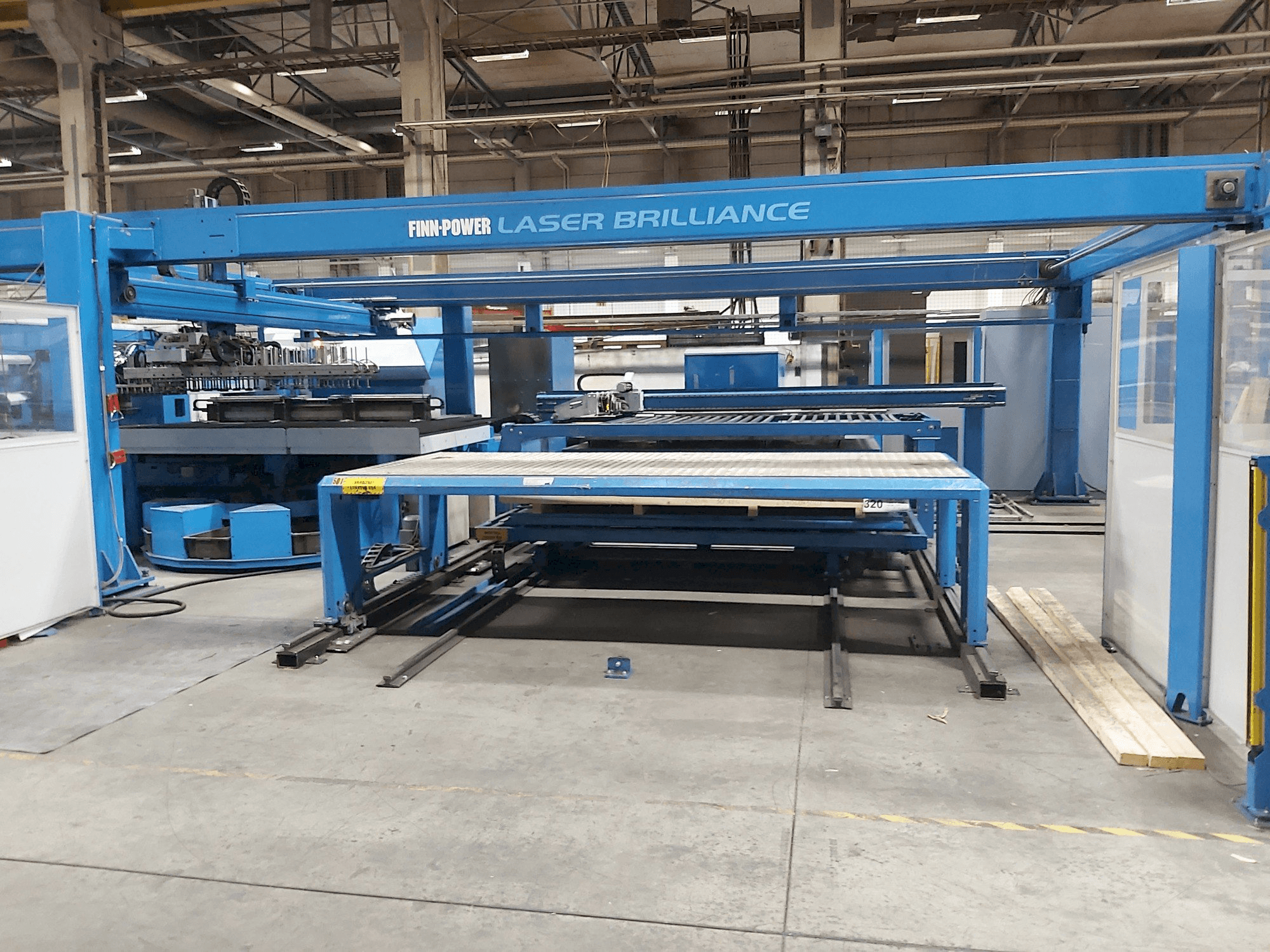 Čelní pohled na Finn-Power LG6 stroj