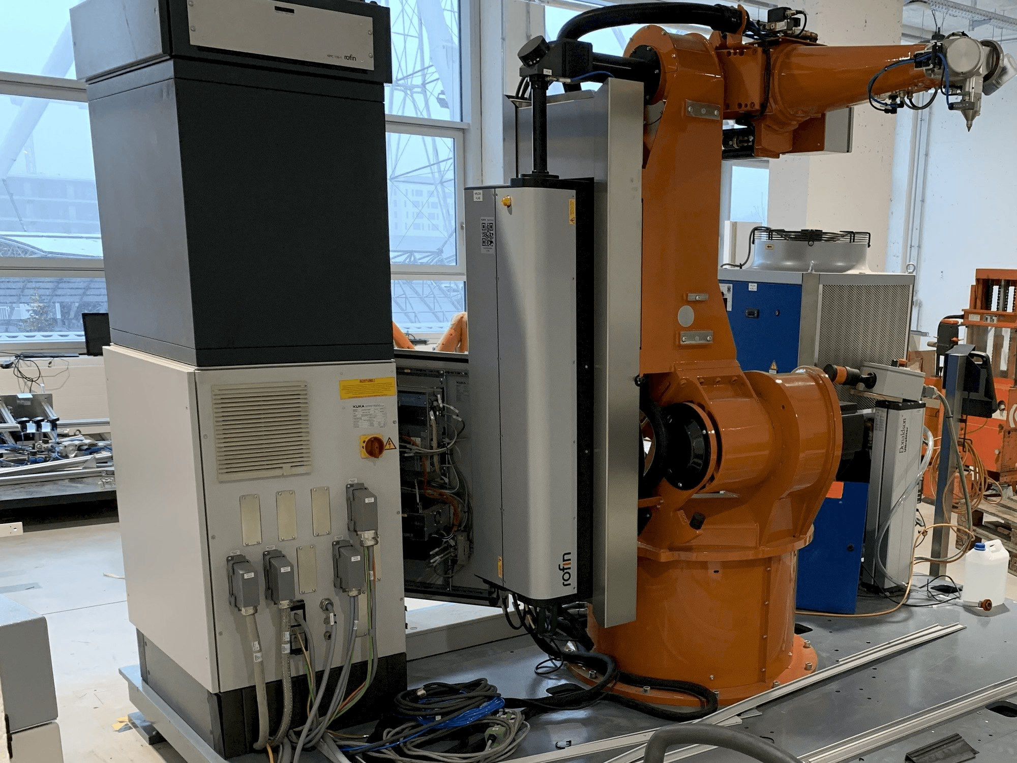 Čelní pohled na Reis Robotics Laserroboter RV6L stroj