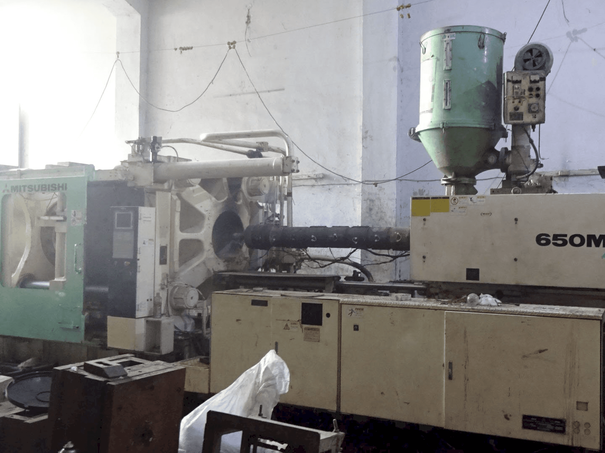 Pravý pohled na Mitsubishi 650 MMG stroj