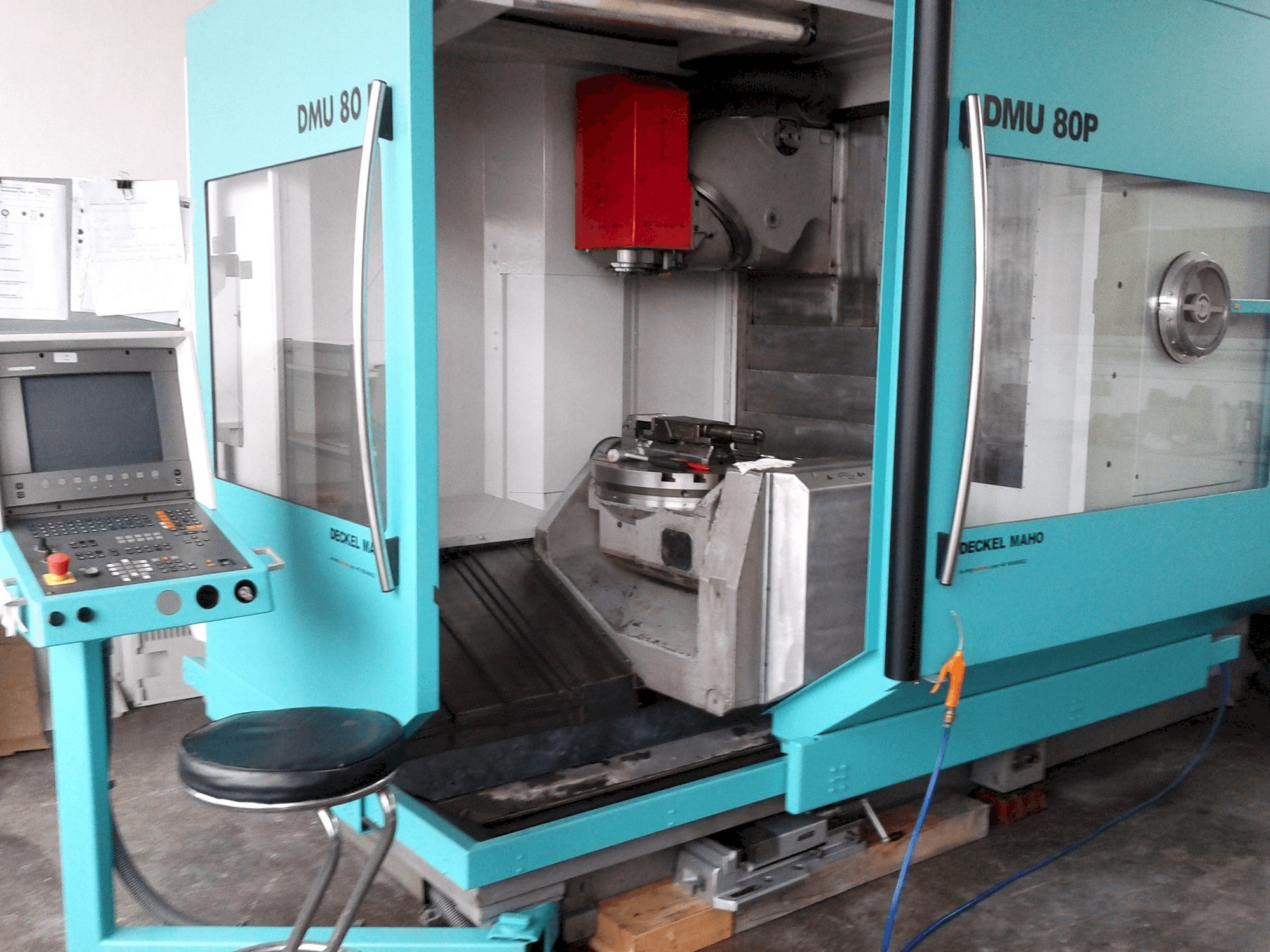 Čelní pohled na DECKEL MAHO DMU 80P stroj